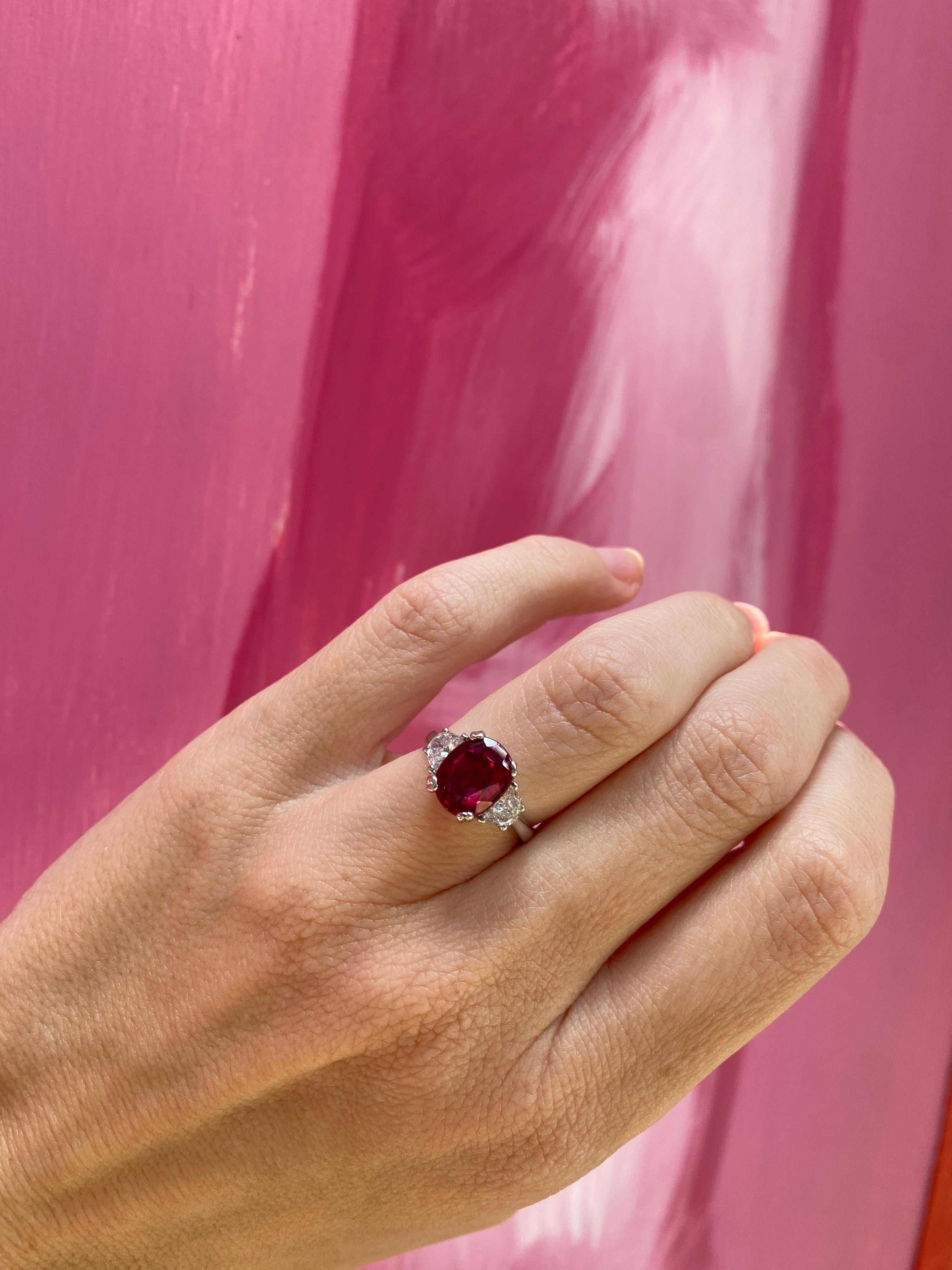 Anillo de rubí tailandés natural de corte oval de 3,11 quilates con un total de diamantes de 0,50 quilates en venta 12