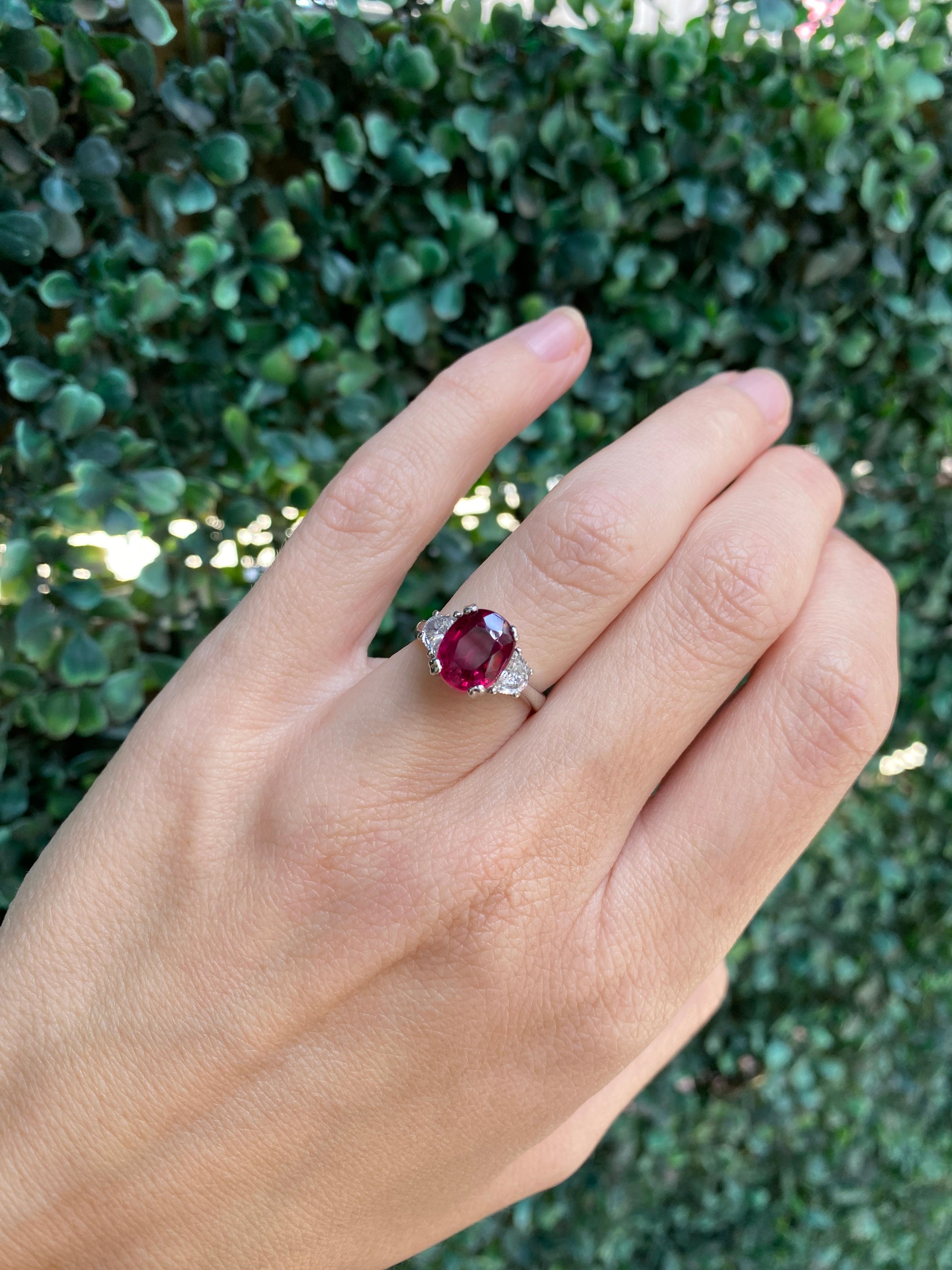 Anillo de rubí tailandés natural de corte oval de 3,11 quilates con un total de diamantes de 0,50 quilates en venta 13