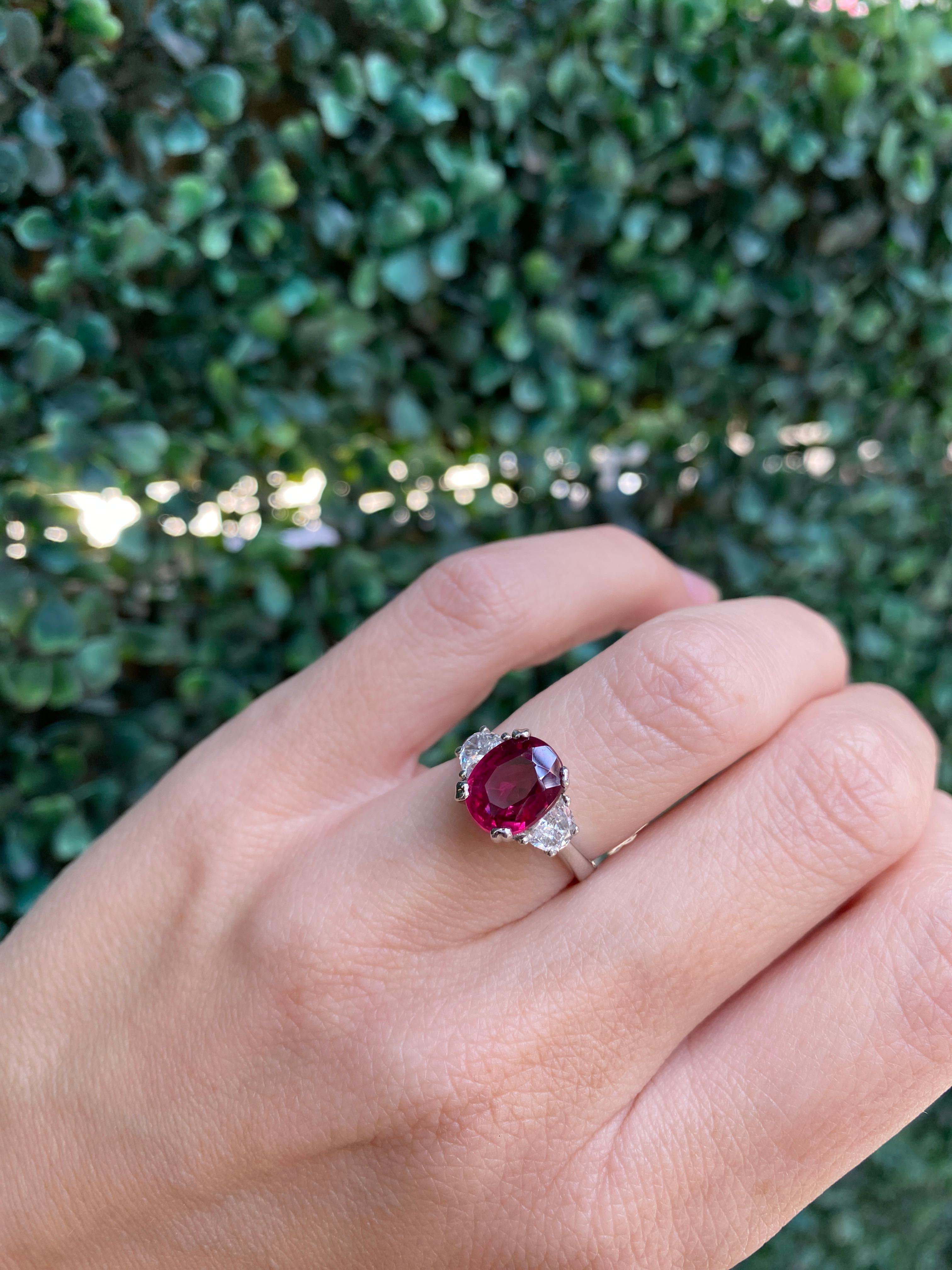 Anillo de rubí tailandés natural de corte oval de 3,11 quilates con un total de diamantes de 0,50 quilates en venta 14