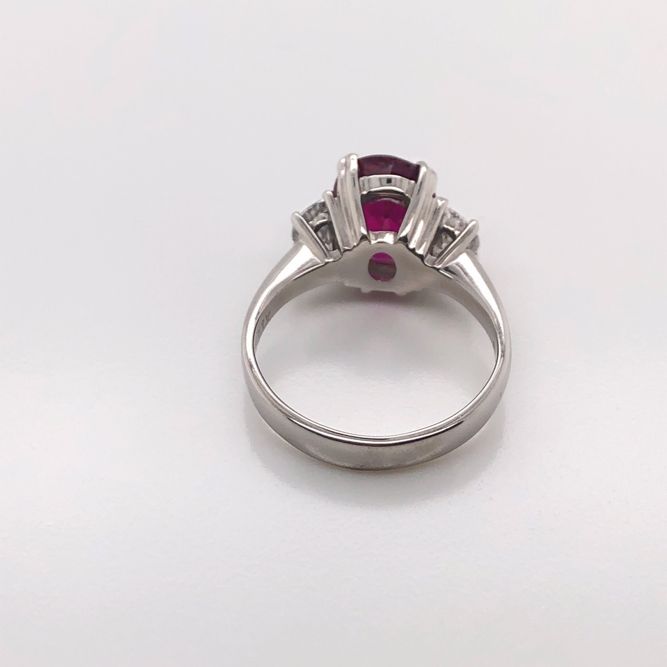 De las mujeres Anillo de rubí tailandés natural de corte oval de 3,11 quilates con un total de diamantes de 0,50 quilates en venta
