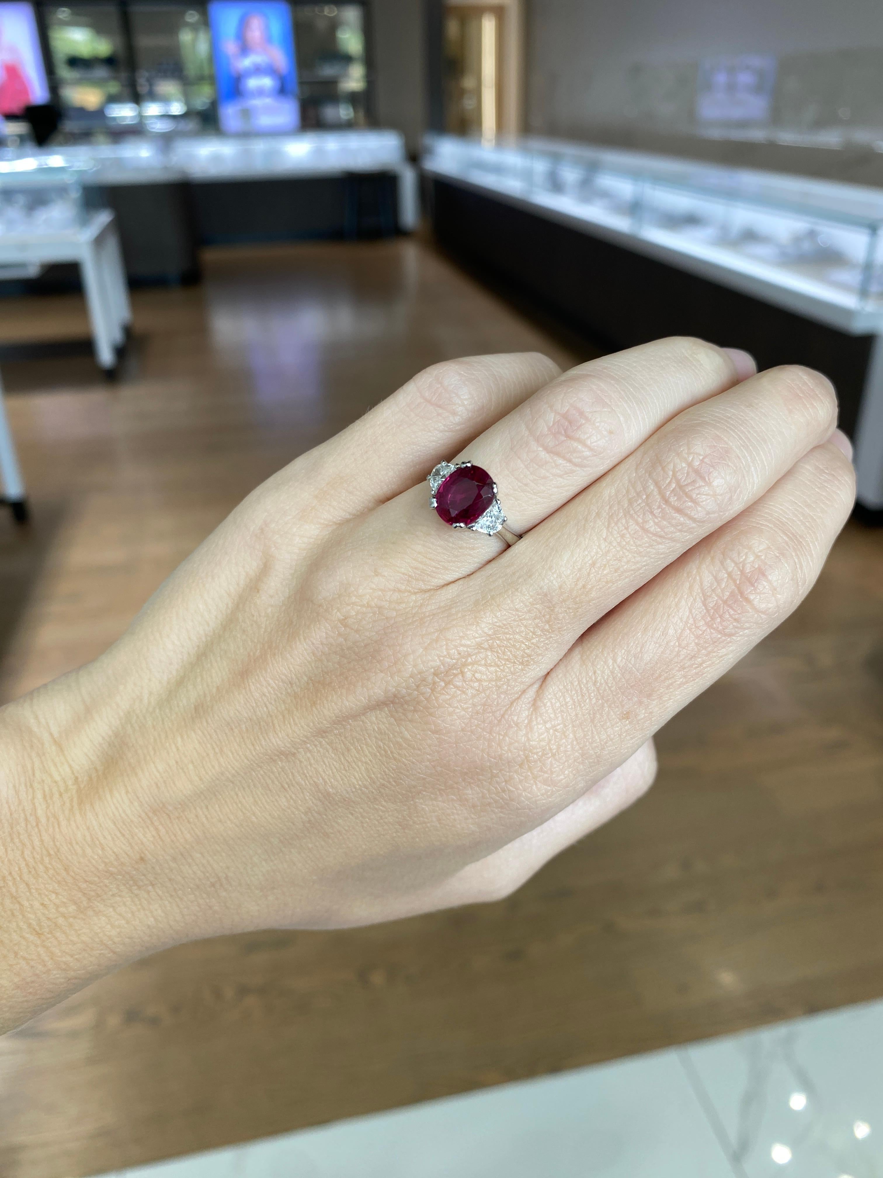 Anillo de rubí tailandés natural de corte oval de 3,11 quilates con un total de diamantes de 0,50 quilates en venta 2