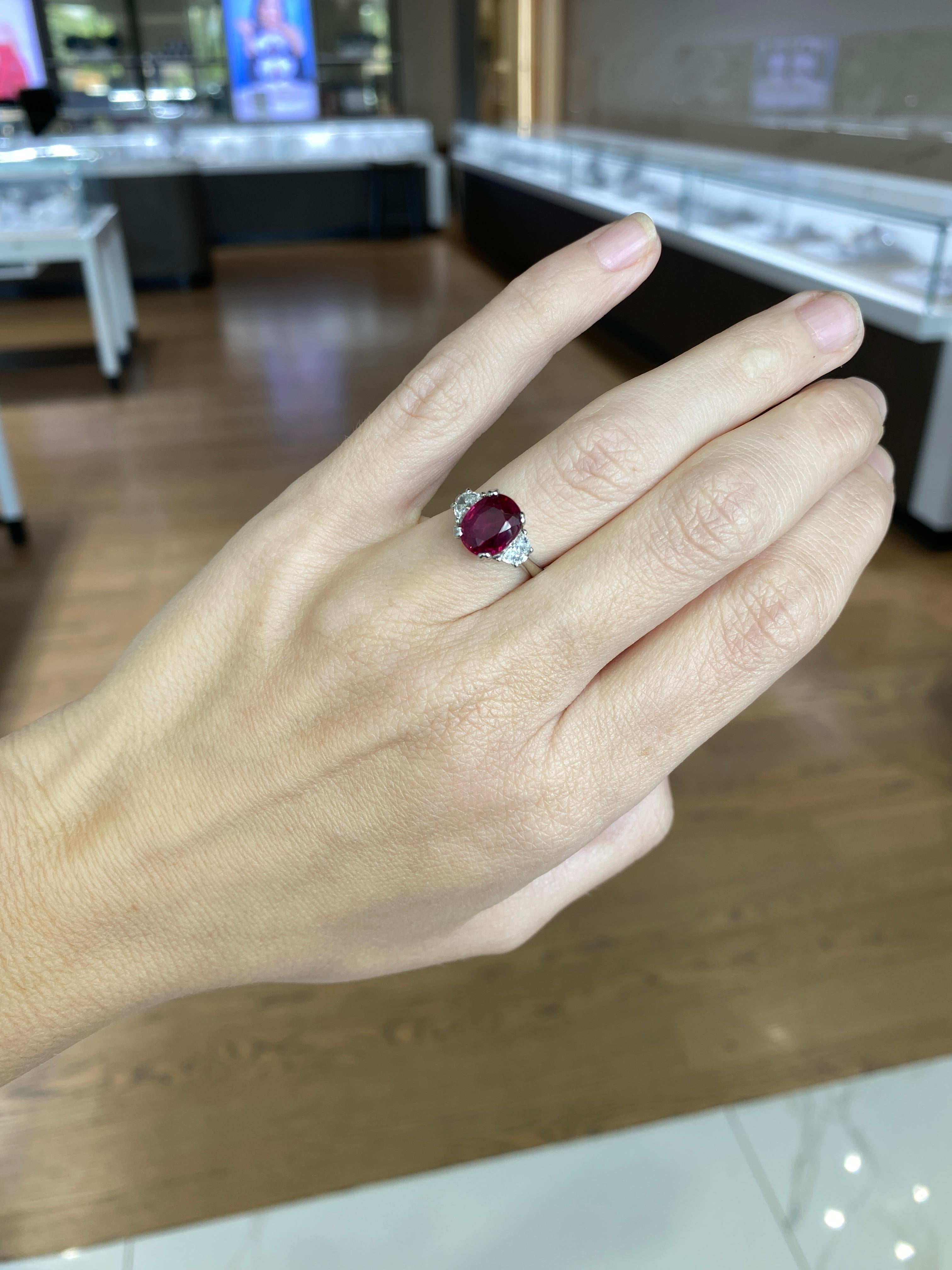 Anillo de rubí tailandés natural de corte oval de 3,11 quilates con un total de diamantes de 0,50 quilates en venta 3