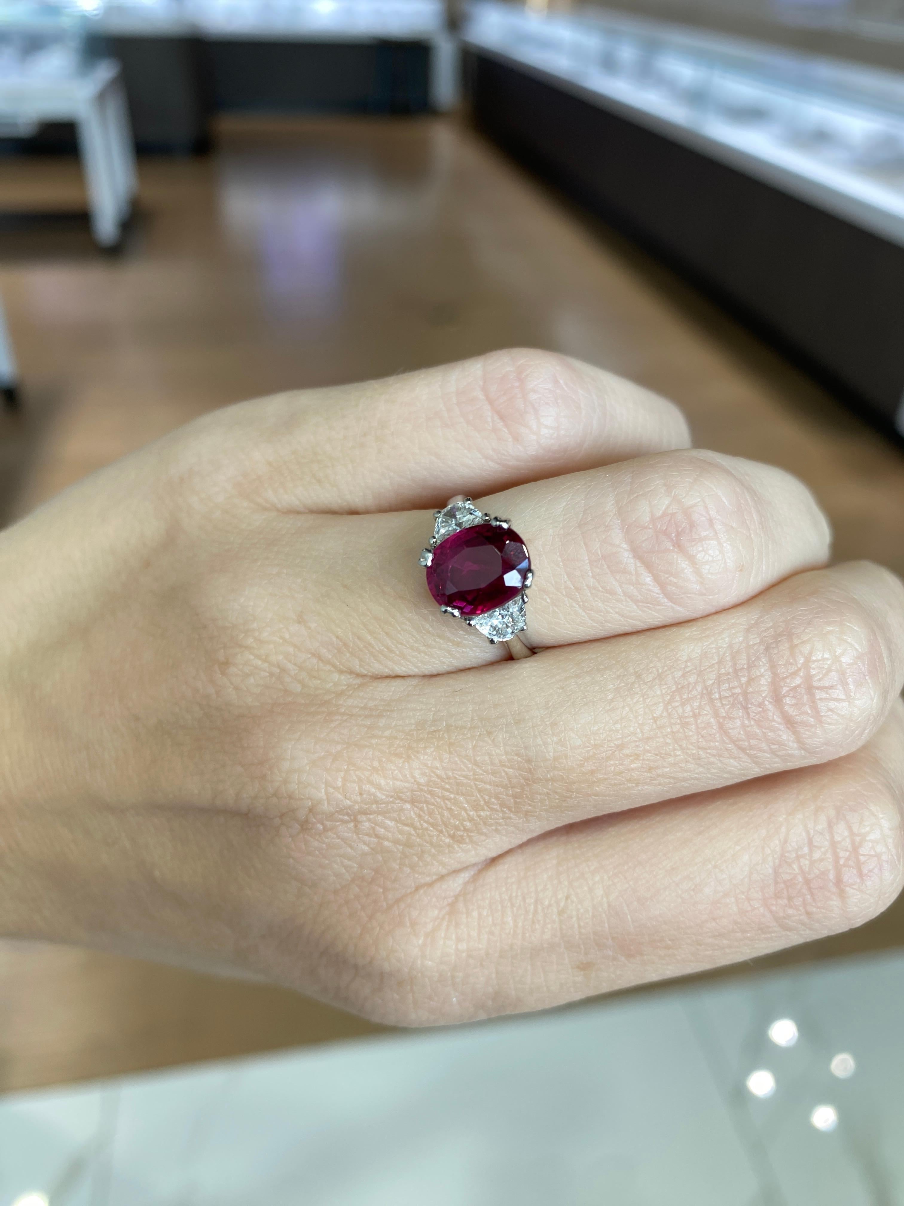Anillo de rubí tailandés natural de corte oval de 3,11 quilates con un total de diamantes de 0,50 quilates en venta 4