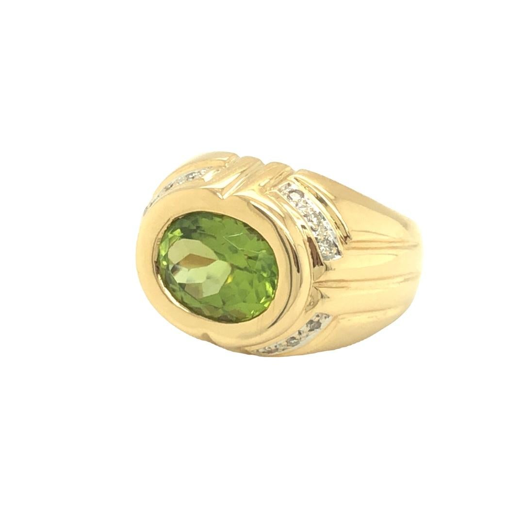 3.11 Carat Peridot and Diamond Ring 18k Yellow Gold In Excellent Condition For Sale In beverly hills, CA