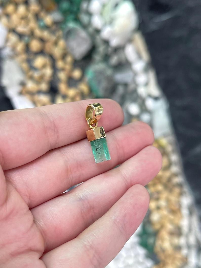 Moderne Pendentif en émeraude colombienne brute de 3.11 carat  Crystal vert moyen de 18 carats en vente