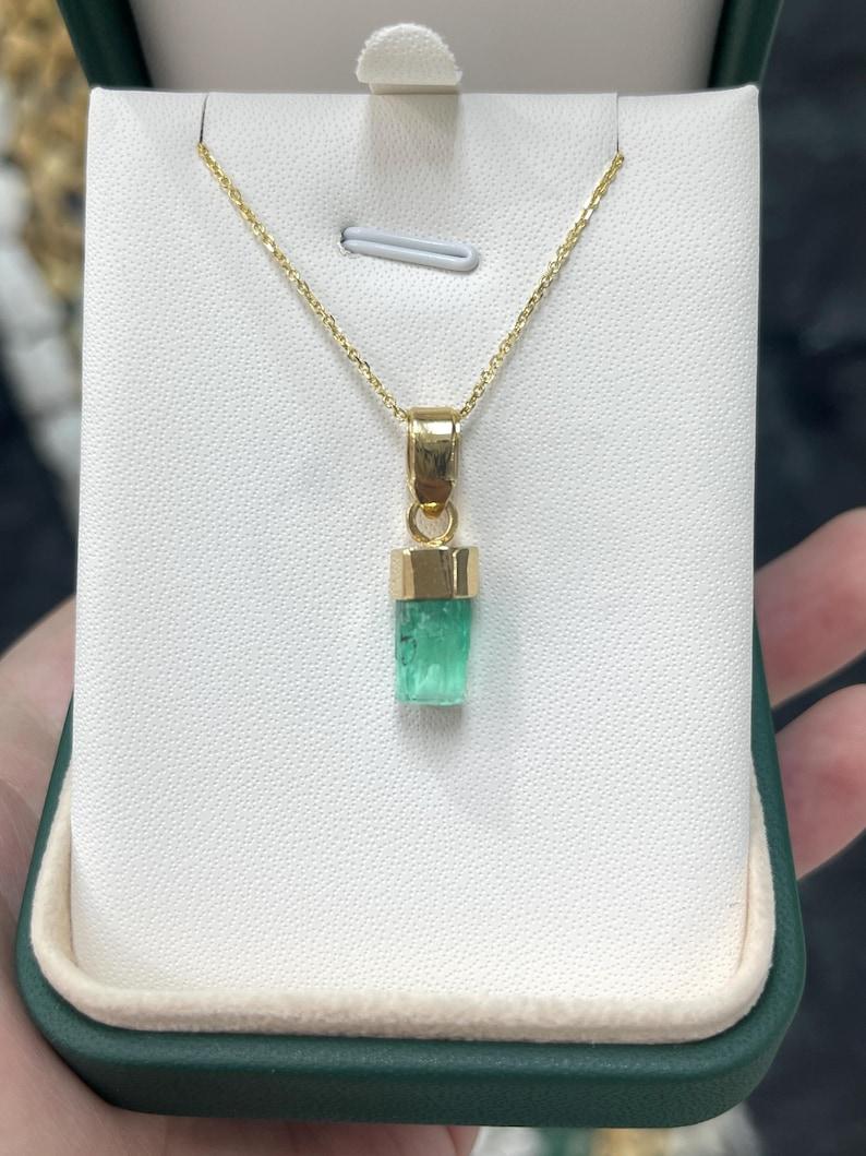 Taille émeraude Pendentif en émeraude colombienne brute de 3.11 carat  Crystal vert moyen de 18 carats en vente