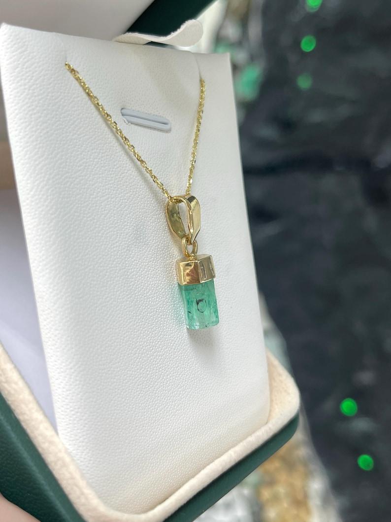 Pendentif en émeraude colombienne brute de 3.11 carat  Crystal vert moyen de 18 carats Pour femmes en vente
