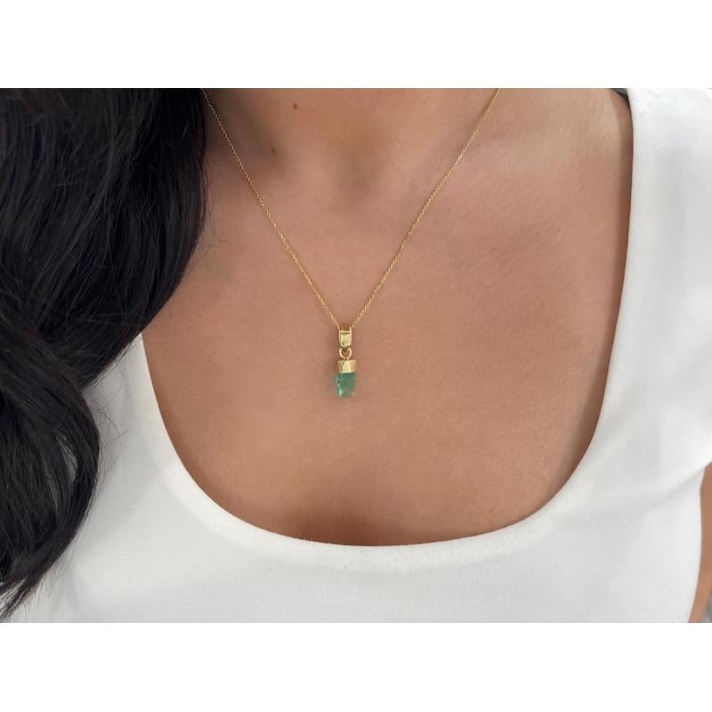 Pendentif en émeraude colombienne brute de 3.11 carat  Crystal vert moyen de 18 carats en vente 1