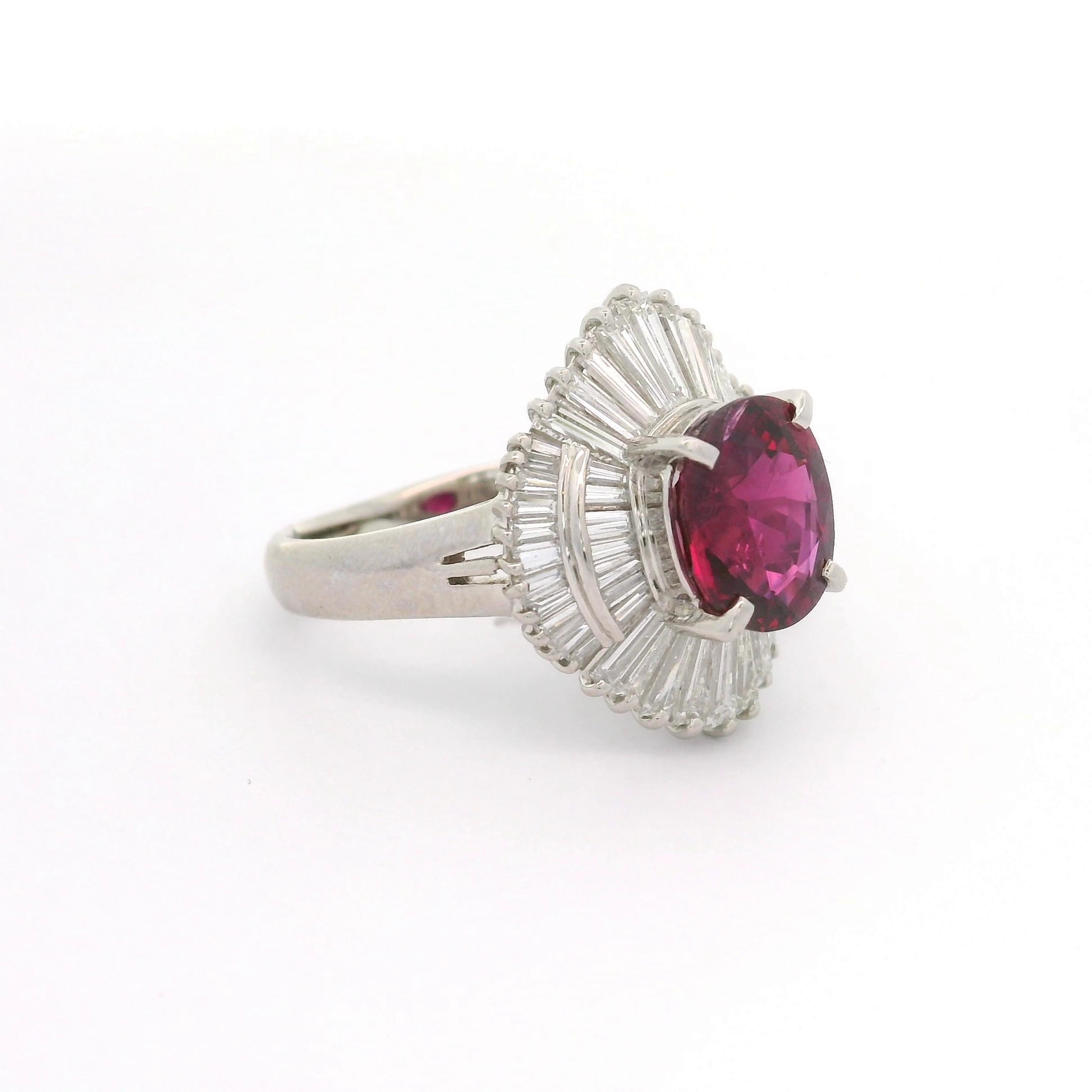 Taille ovale Bague Ballerina en platine avec diamant et rubis thaïlandais de 3,11 carats, certifiée GIA en vente