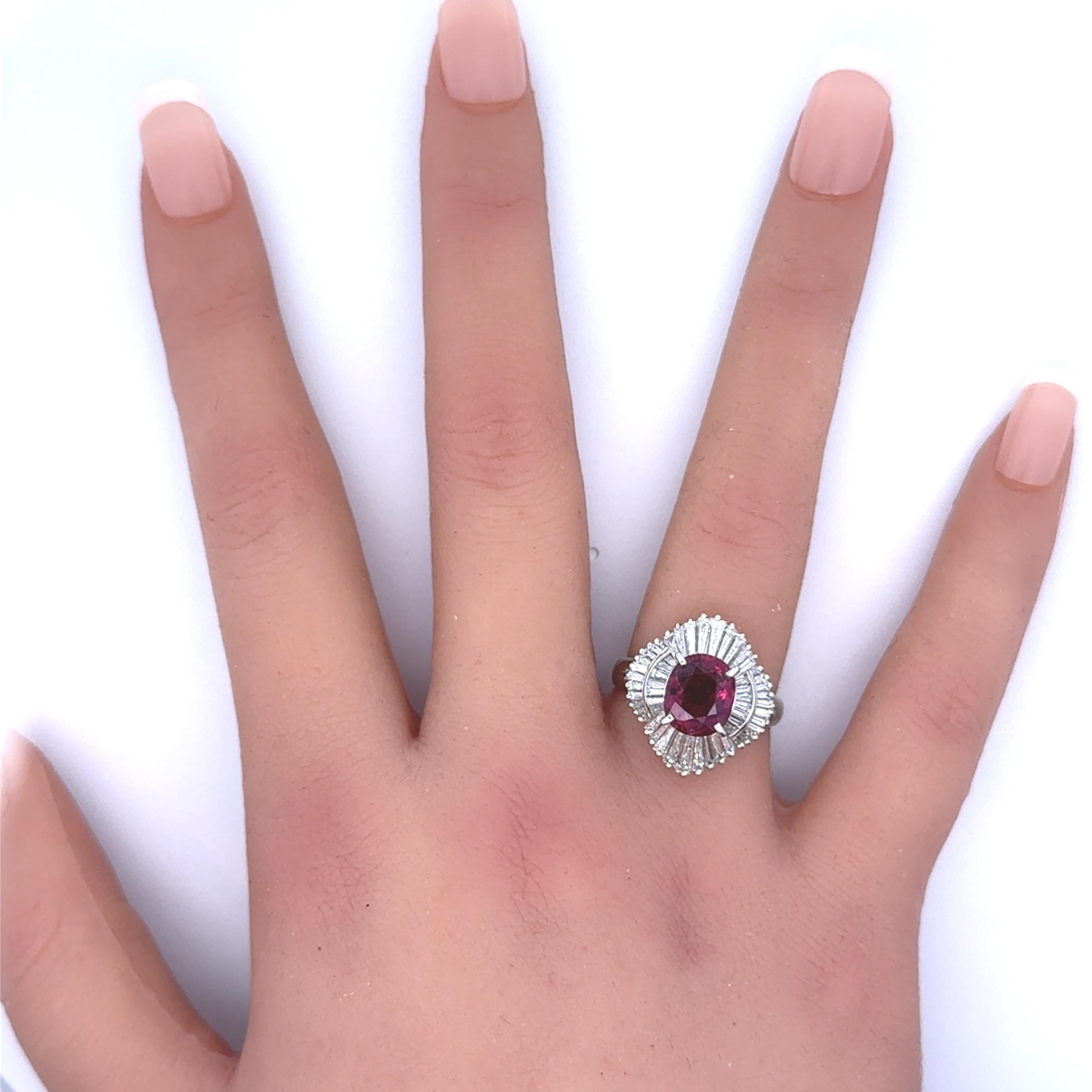 Bague Ballerina en platine avec diamant et rubis thaïlandais de 3,11 carats, certifiée GIA Pour femmes en vente