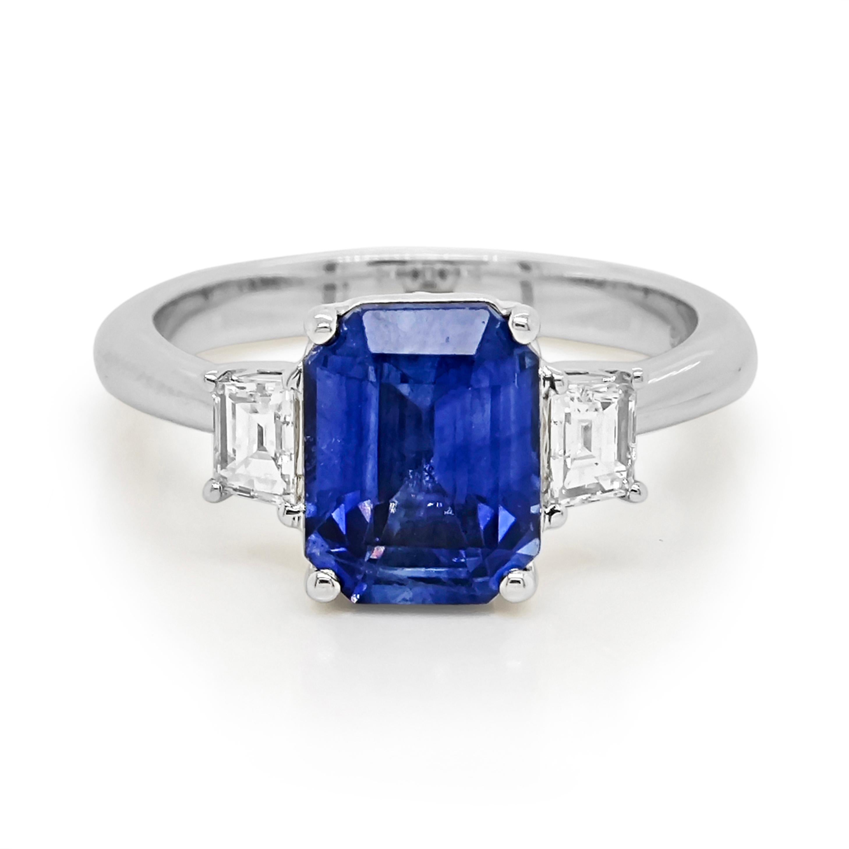 Women's or Men's 3.11 Carats Sapphire and White Diamond White Gold Ring For Sale