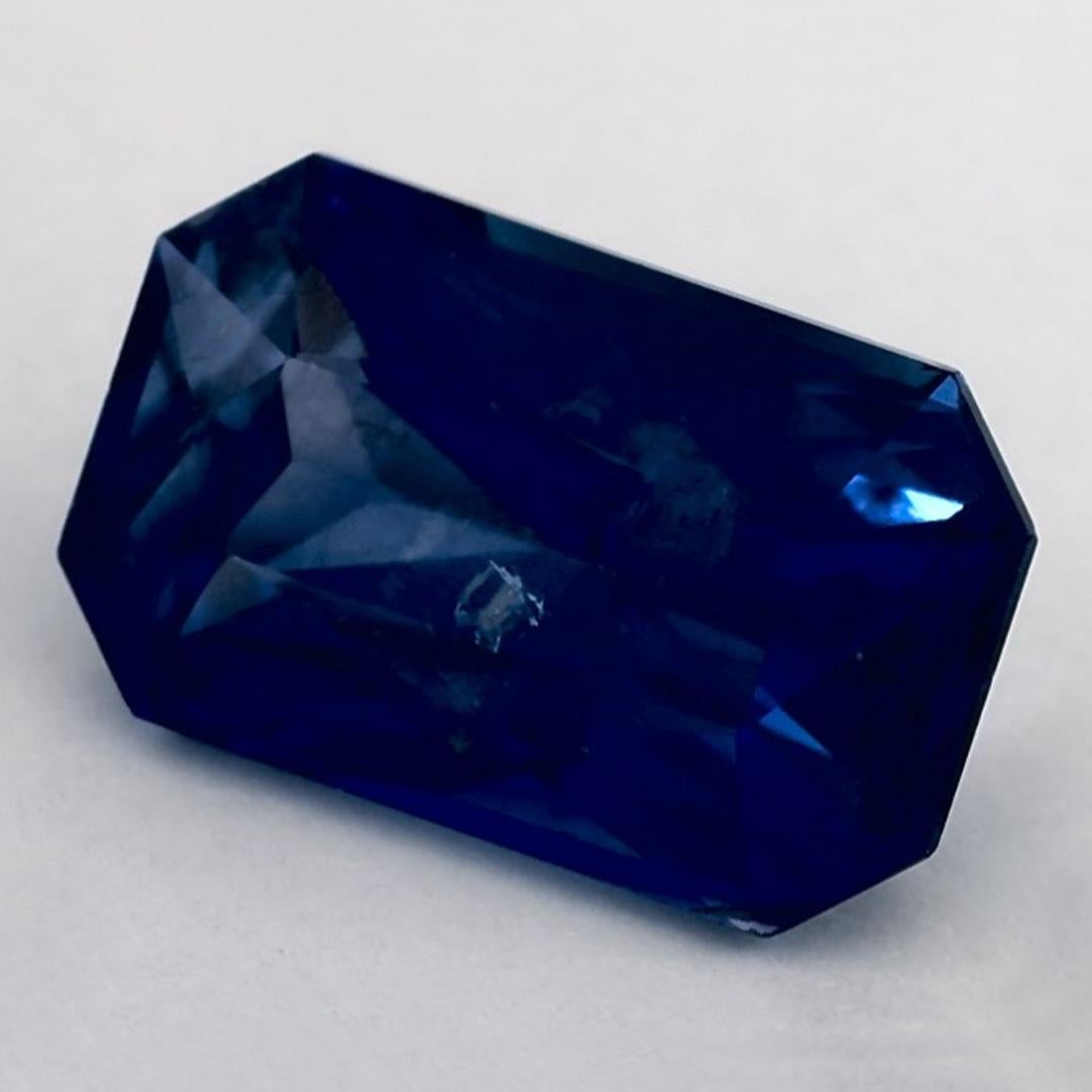 Una piedra de nacimiento de septiembre muy preciosa con un encantador color azul. Se cree que traen buena suerte y fortuna a la vida.

Explora la vibrante colección de esmeraldas, rubíes y zafiros de nuestra tienda, disponibles como gemas sueltas y