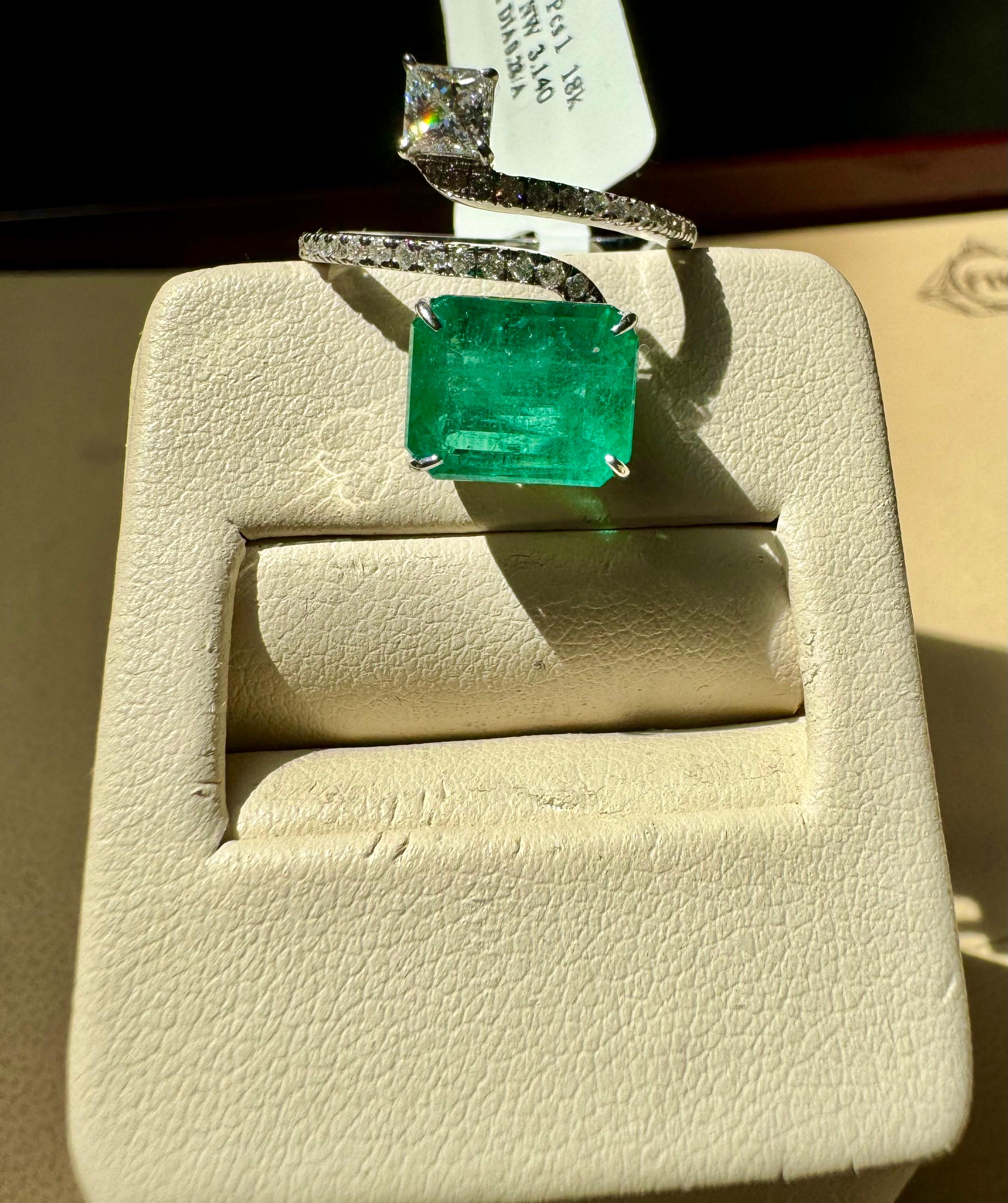 Anillo Bypass de Esmeralda talla Esmeralda de 3,11 qt y Diamante de 0,49 qt en Oro de 18 qt Talla 6 en venta 5