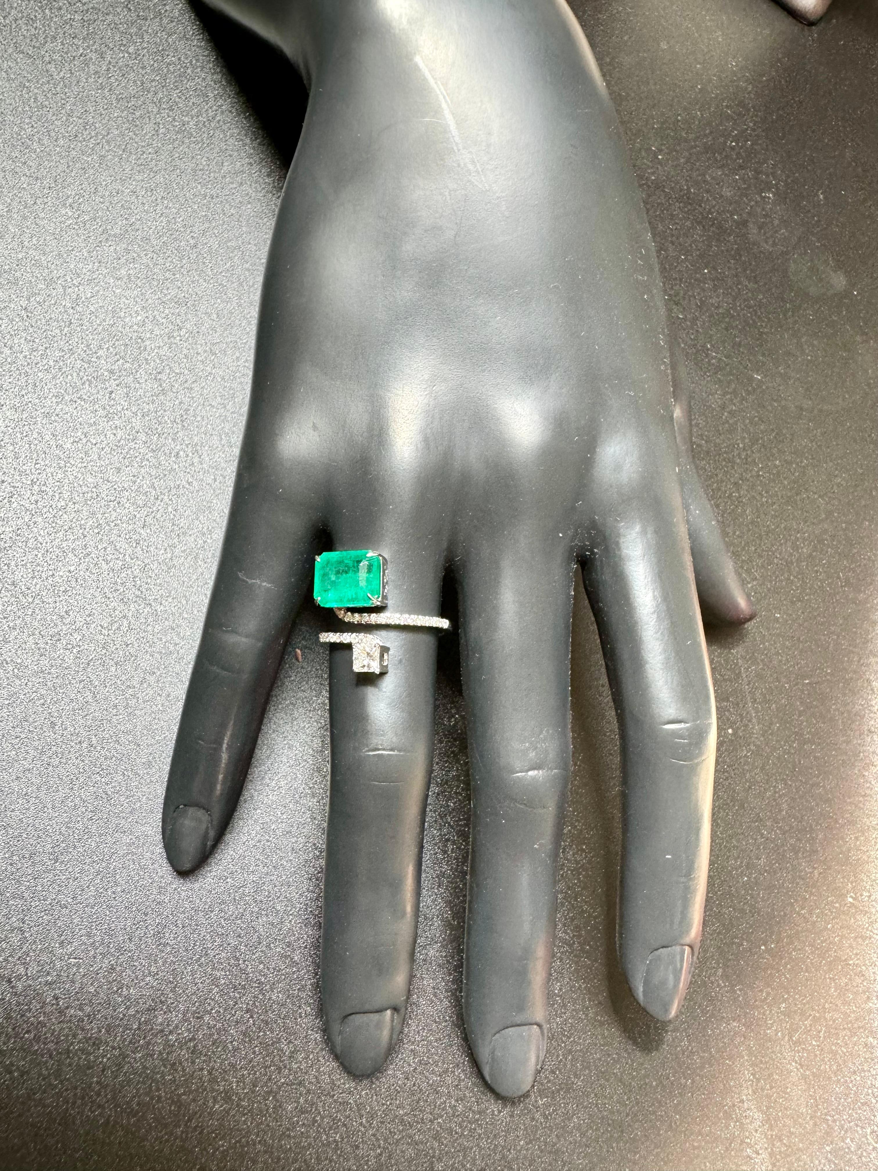 Anillo Bypass de Esmeralda talla Esmeralda de 3,11 qt y Diamante de 0,49 qt en Oro de 18 qt Talla 6 Corte esmeralda en venta