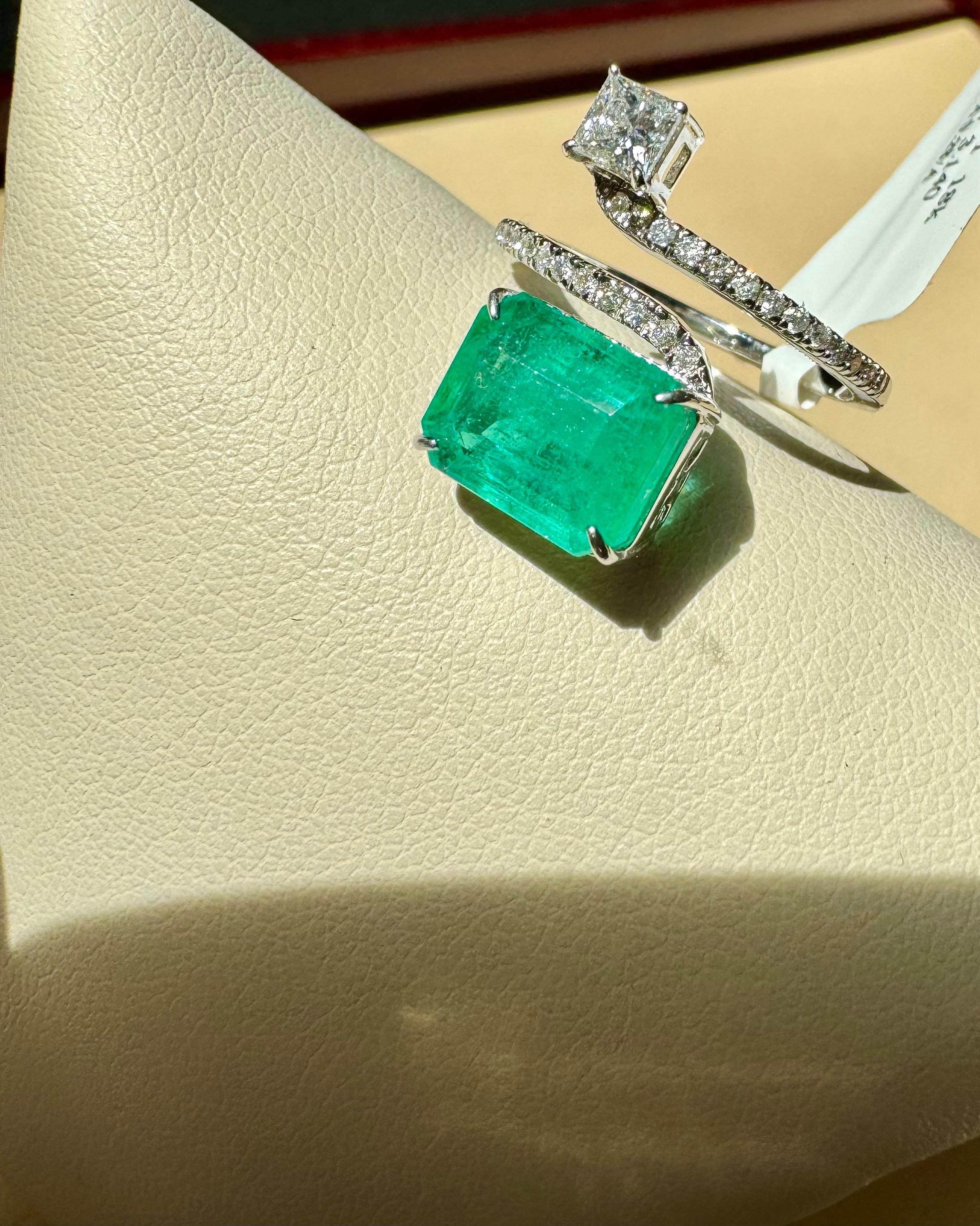 Anillo Bypass de Esmeralda talla Esmeralda de 3,11 qt y Diamante de 0,49 qt en Oro de 18 qt Talla 6 en Nuevo estado para la venta en New York, NY