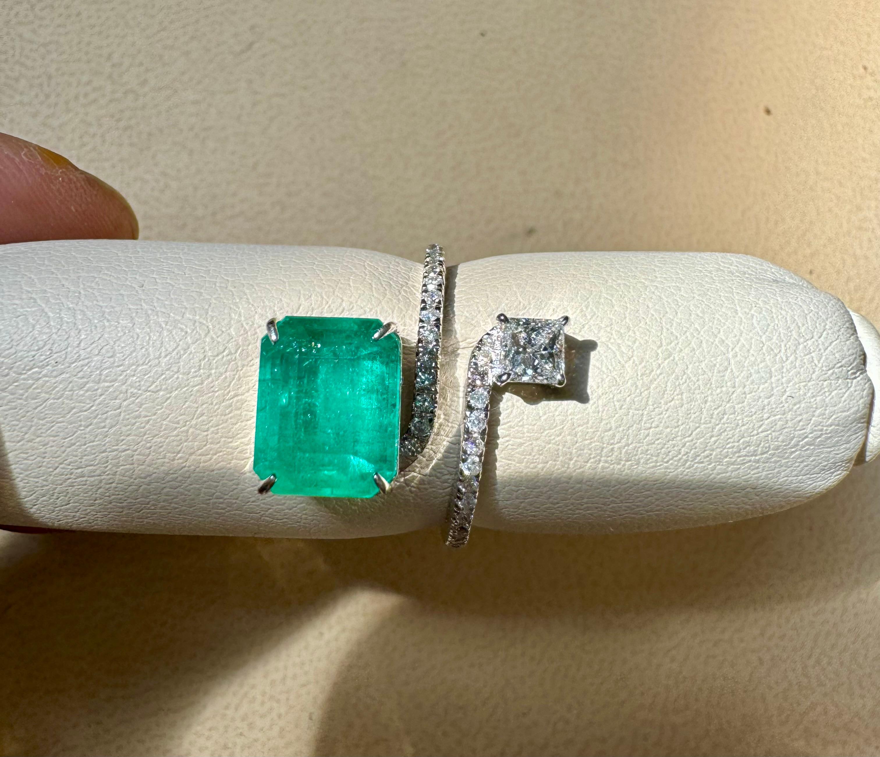 Anillo Bypass de Esmeralda talla Esmeralda de 3,11 qt y Diamante de 0,49 qt en Oro de 18 qt Talla 6 en venta 2