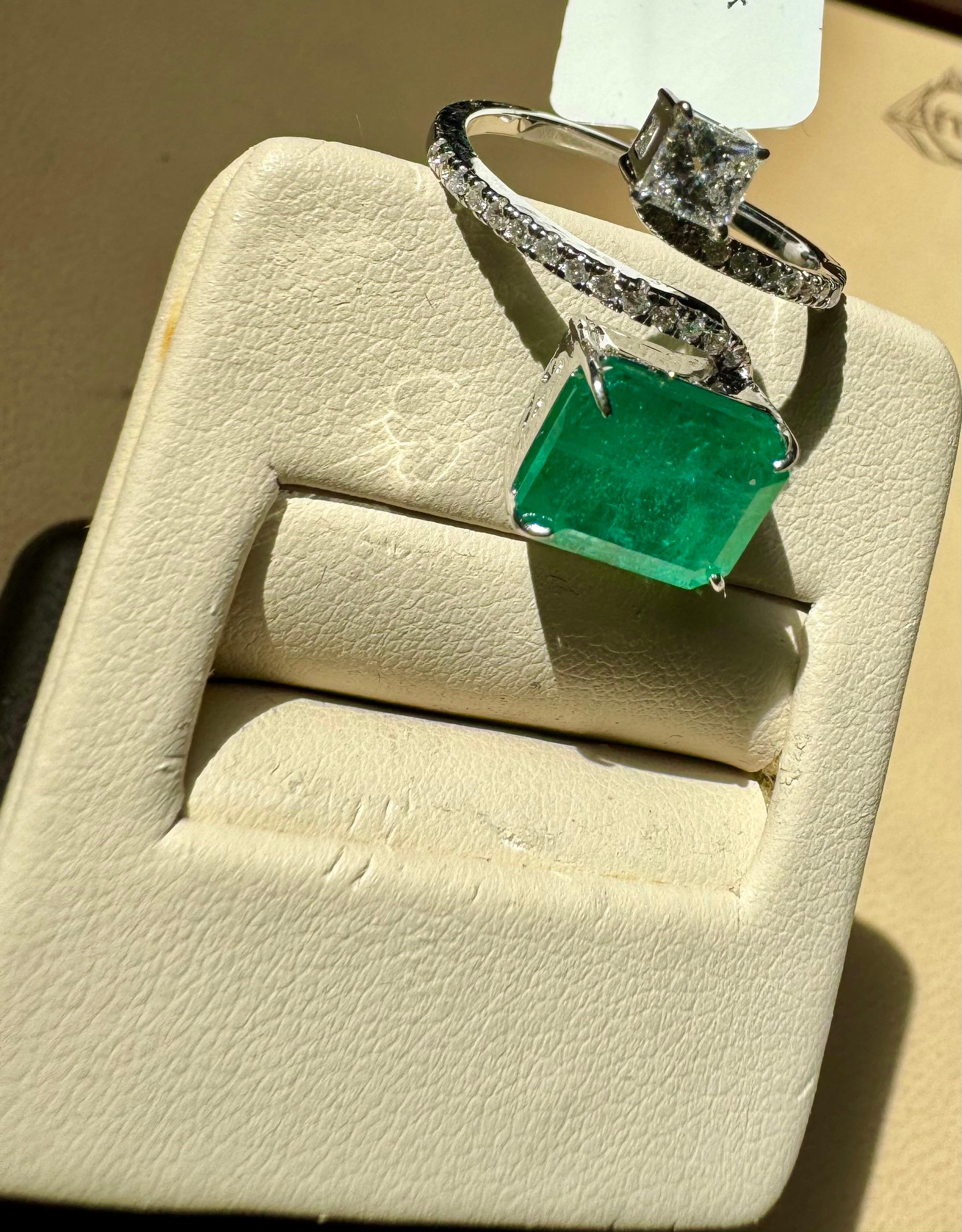 Anillo Bypass de Esmeralda talla Esmeralda de 3,11 qt y Diamante de 0,49 qt en Oro de 18 qt Talla 6 en venta 4