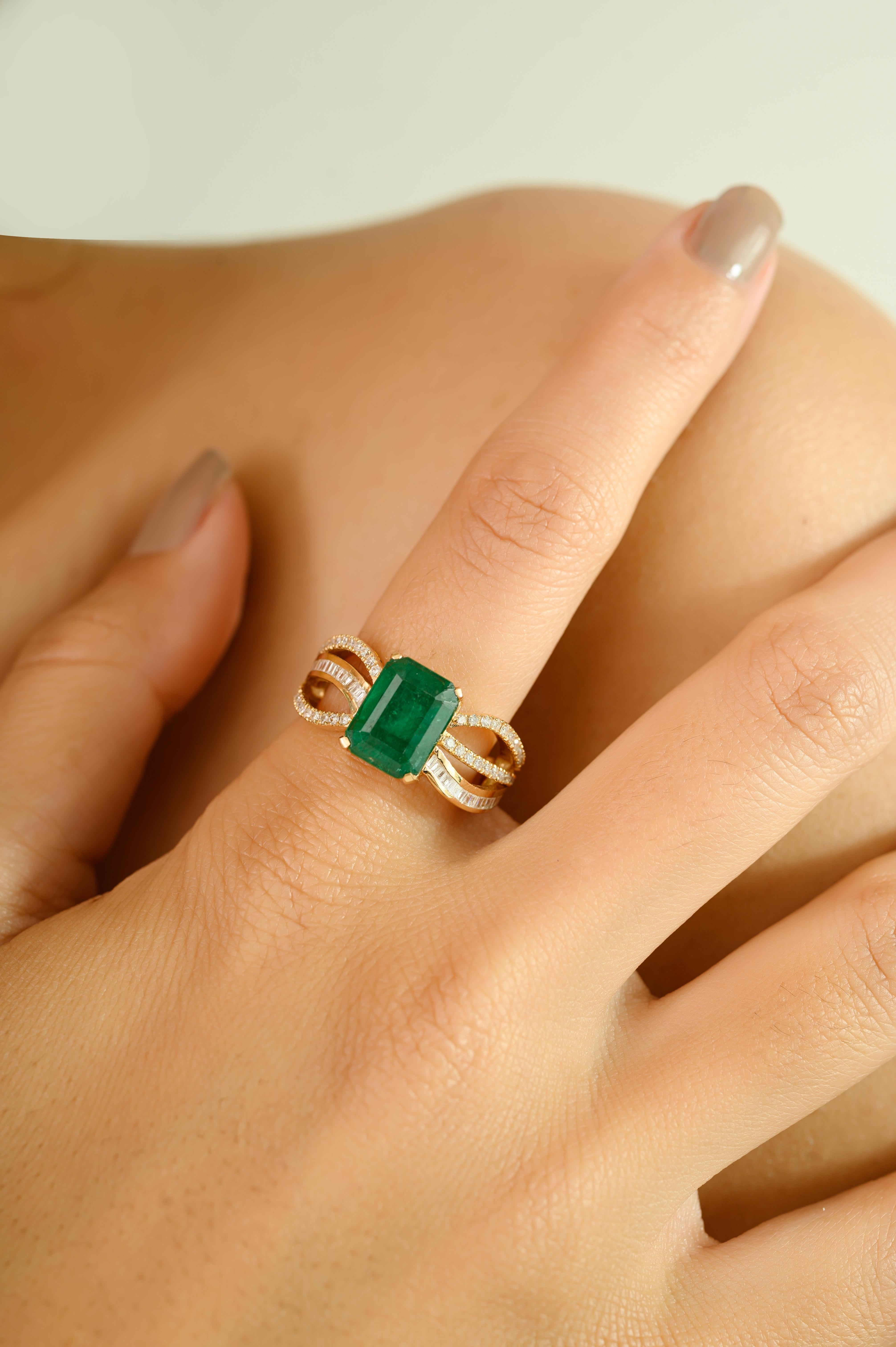 En venta: 3.11 CT Regal Emerald Diamond Cocktail Ring Crafted in 14K Yellow Gold for Her  4