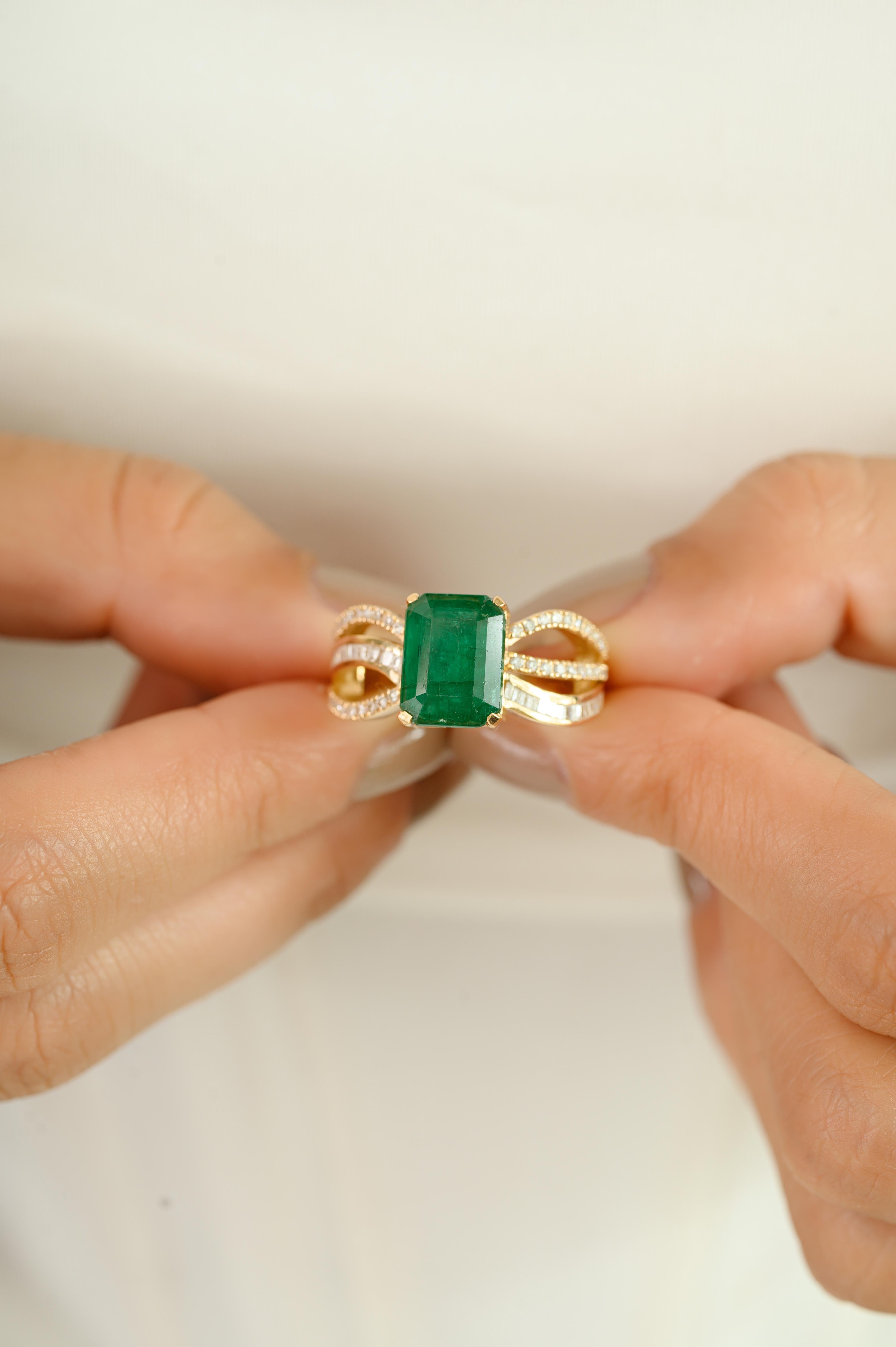 En venta: 3.11 CT Regal Emerald Diamond Cocktail Ring Crafted in 14K Yellow Gold for Her  6
