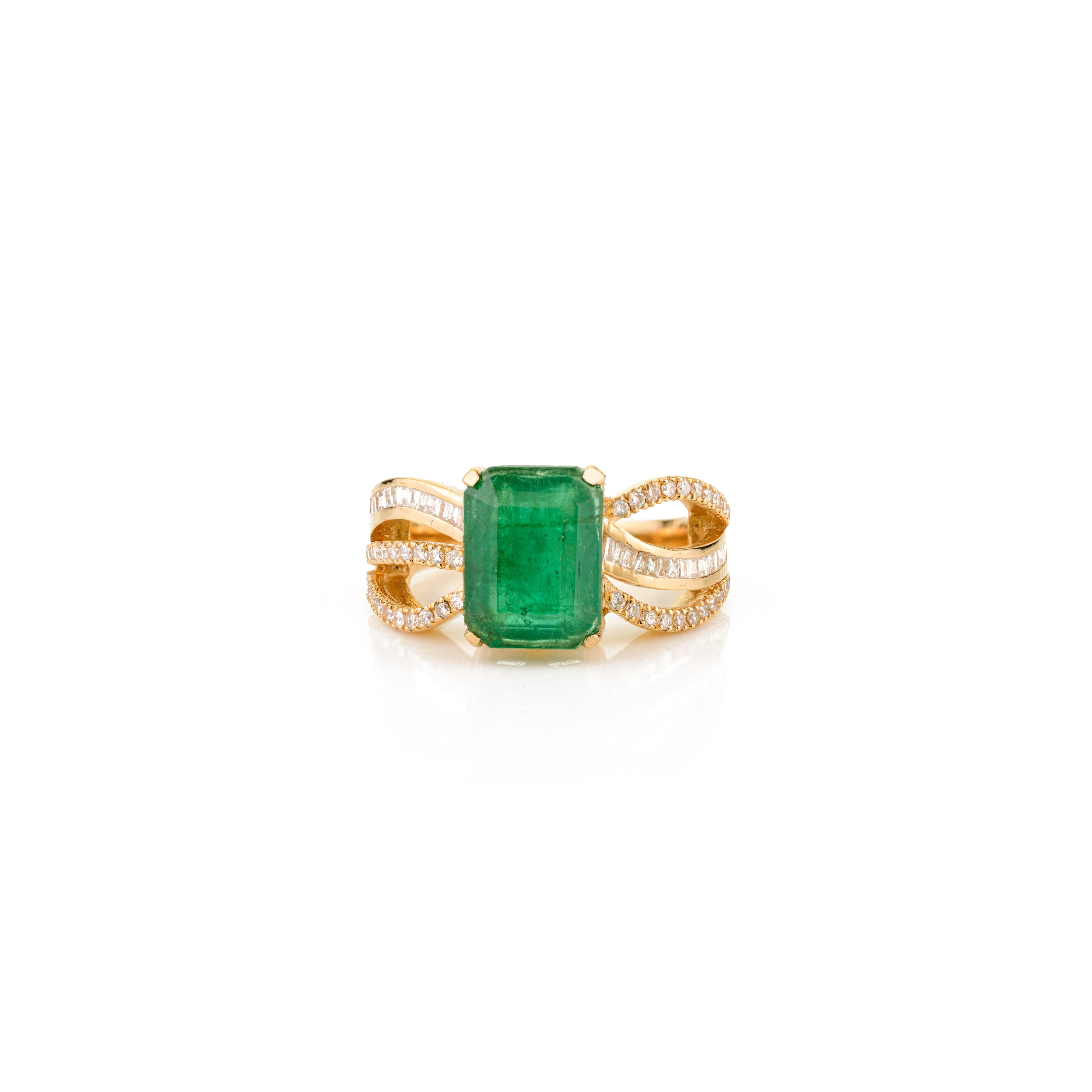 En venta: 3.11 CT Regal Emerald Diamond Cocktail Ring Crafted in 14K Yellow Gold for Her  9