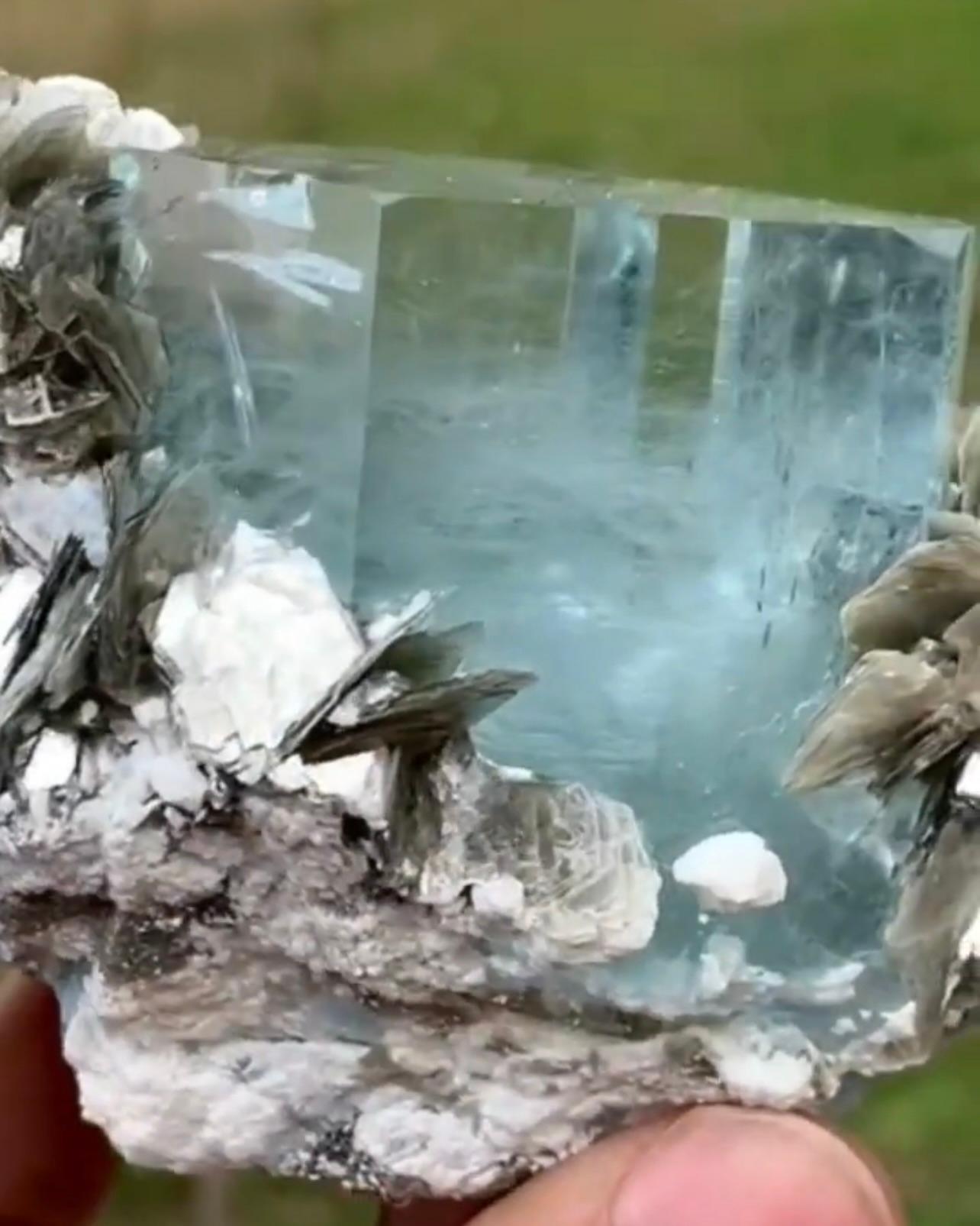 311 Gramm Blauer Aquamarinkristall auf Muscovite Matrix aus Pakistan positioniert (Adamstil) im Angebot