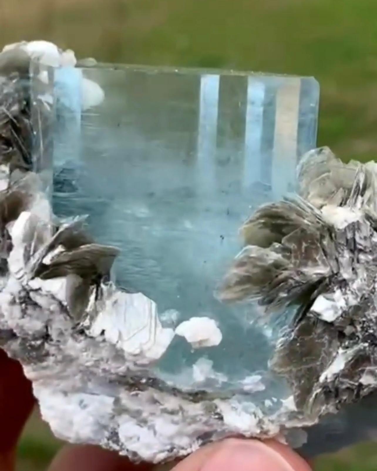 311 Gramm Blauer Aquamarinkristall auf Muscovite Matrix aus Pakistan positioniert (Pakistanisch) im Angebot