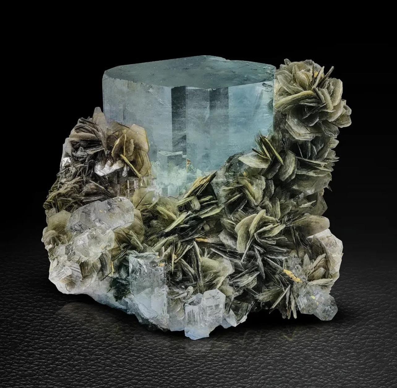 311 Gramm Blauer Aquamarinkristall auf Muscovite Matrix aus Pakistan positioniert im Angebot 2