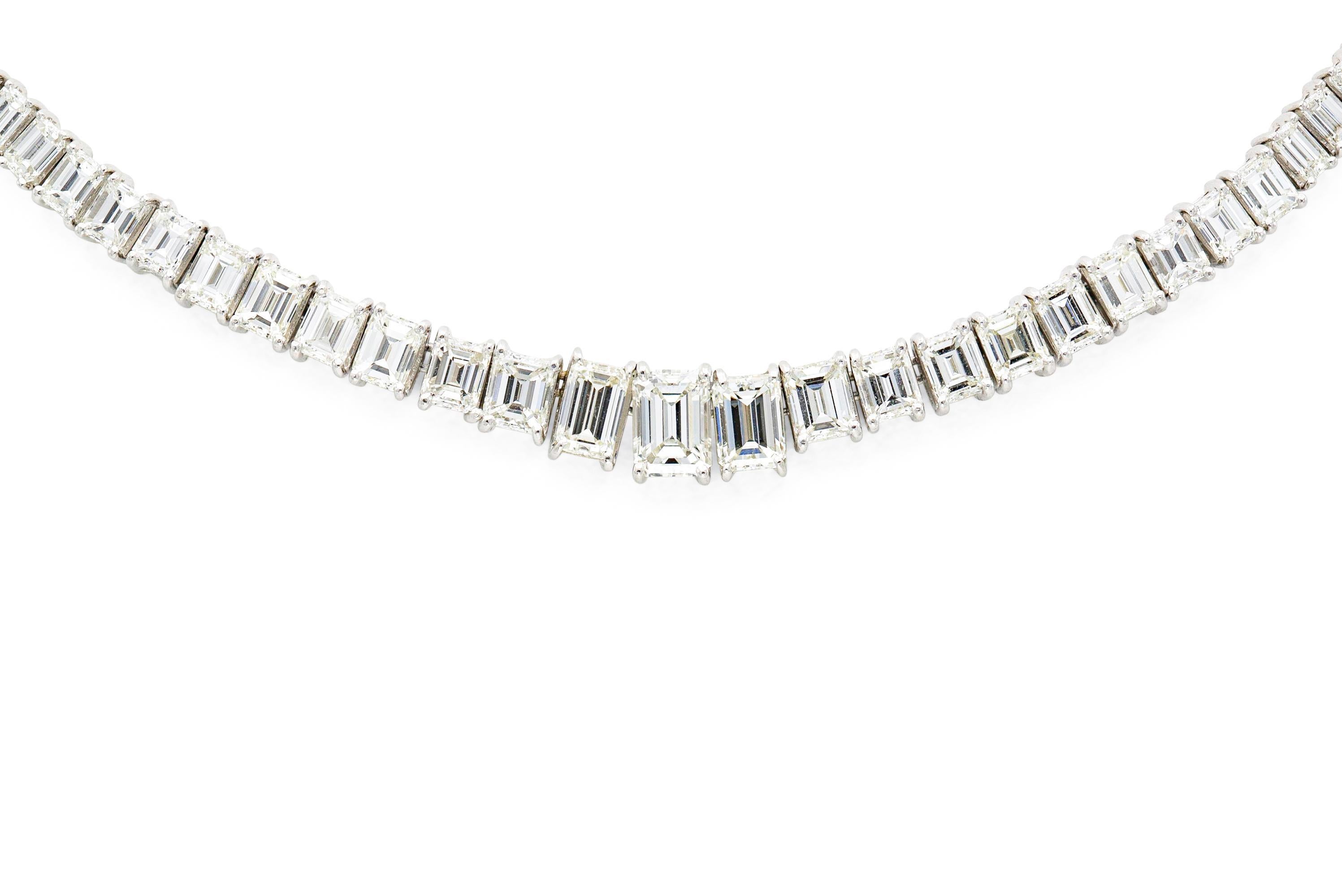 Finement réalisé en platine avec des diamants de taille émeraude pesant environ 31,10 carats au total.
16 1/4 pouces de long