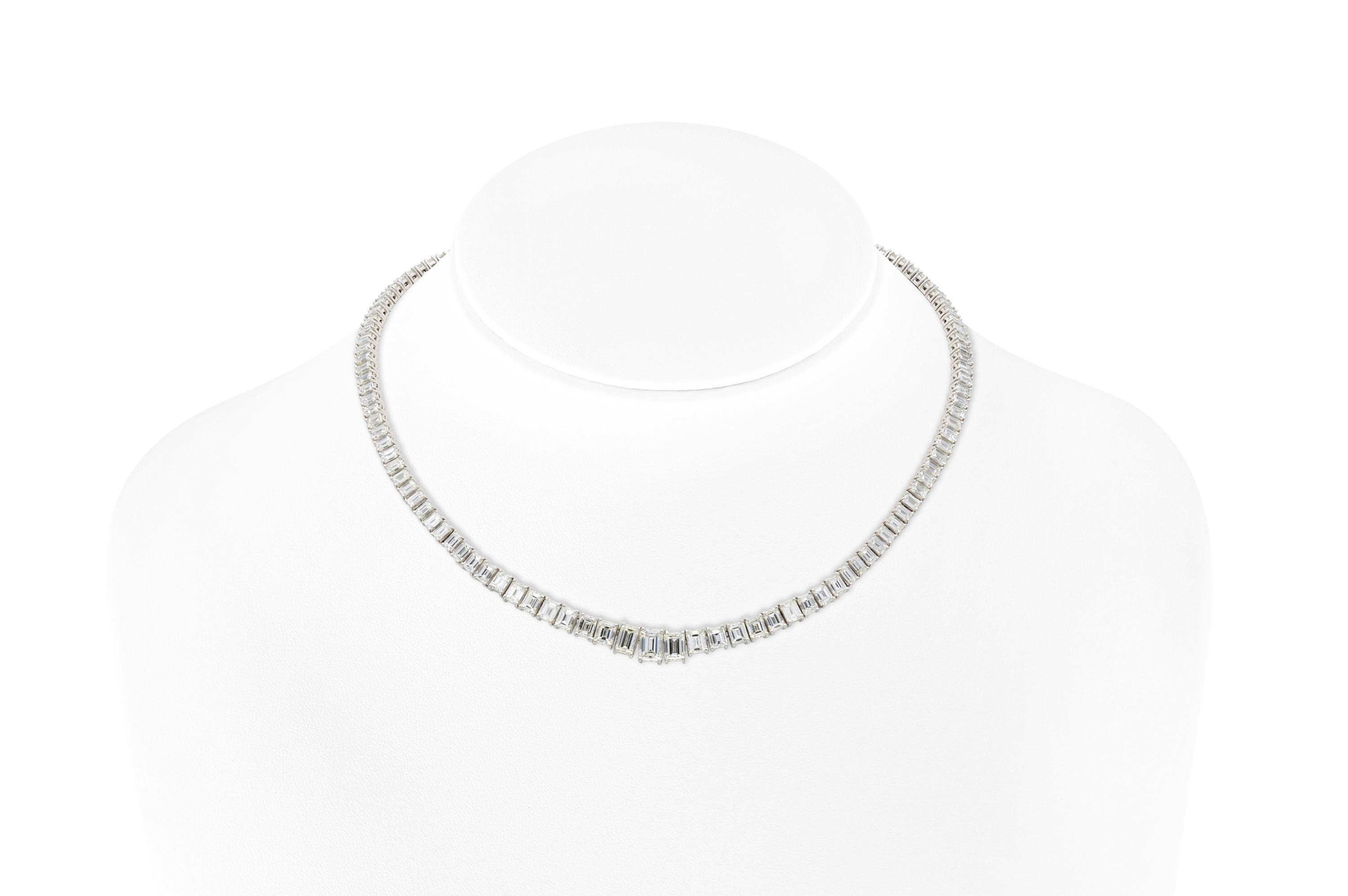 Taille émeraude Collier Riviera en diamant taille émeraude de 31.10 carats en vente