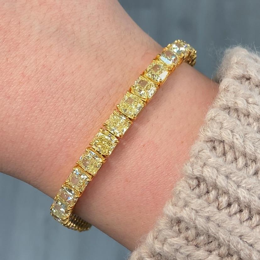 Ce bracelet de tennis en diamant jaune fantaisie de 31,10 carats est une rareté exceptionnelle. Il a été méticuleusement conçu pour mettre en valeur 30 diamants individuels de taille coussin certifiés par le GIA, chacun d'une taille impressionnante