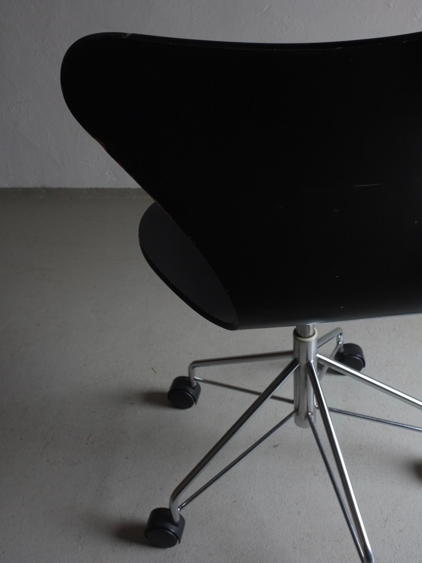 3117 Black Swivel Chair by Arne Jacobsen for Fritz Hansen For Sale 3