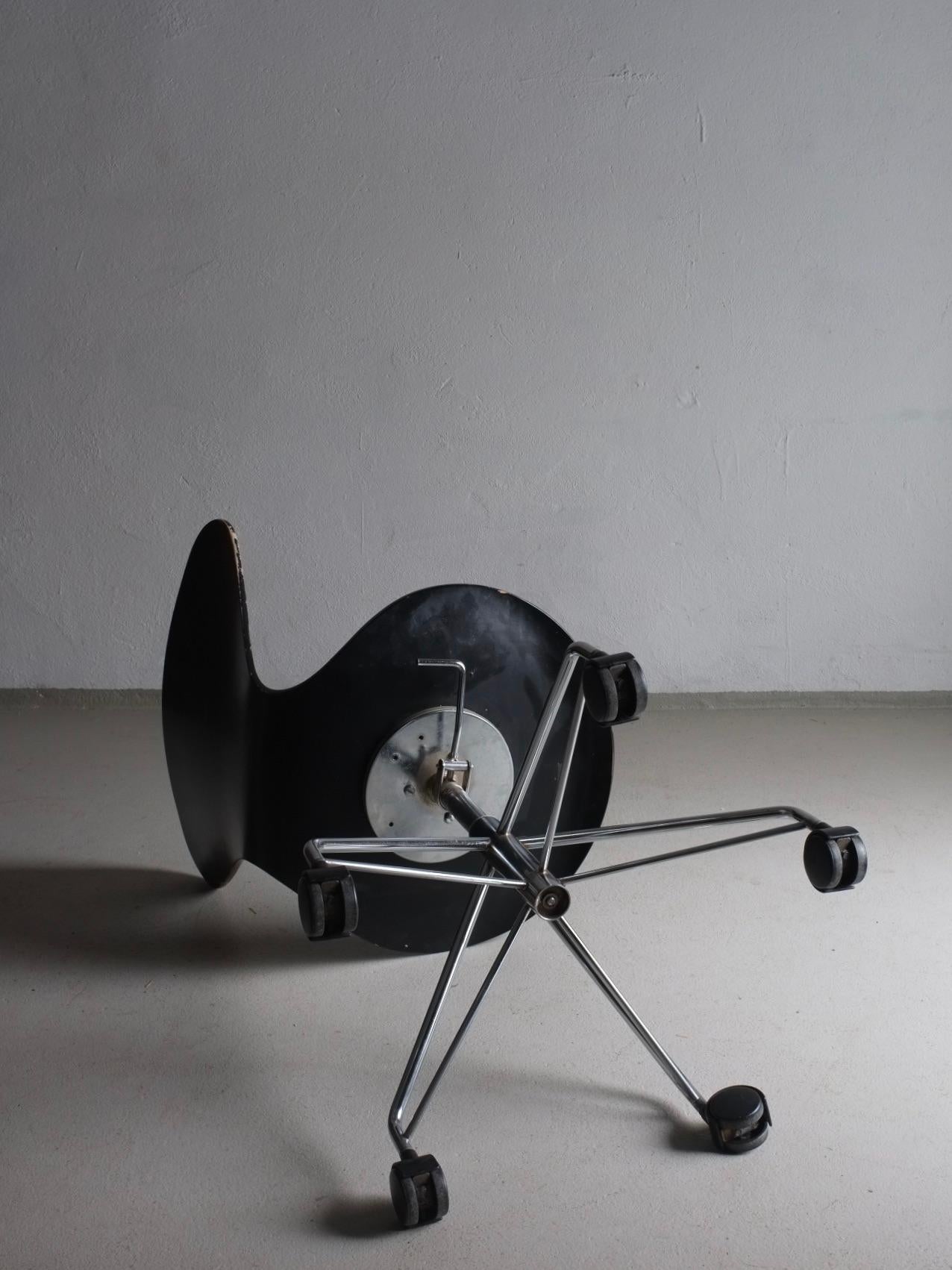 3117 Black Swivel Chair by Arne Jacobsen for Fritz Hansen For Sale 4