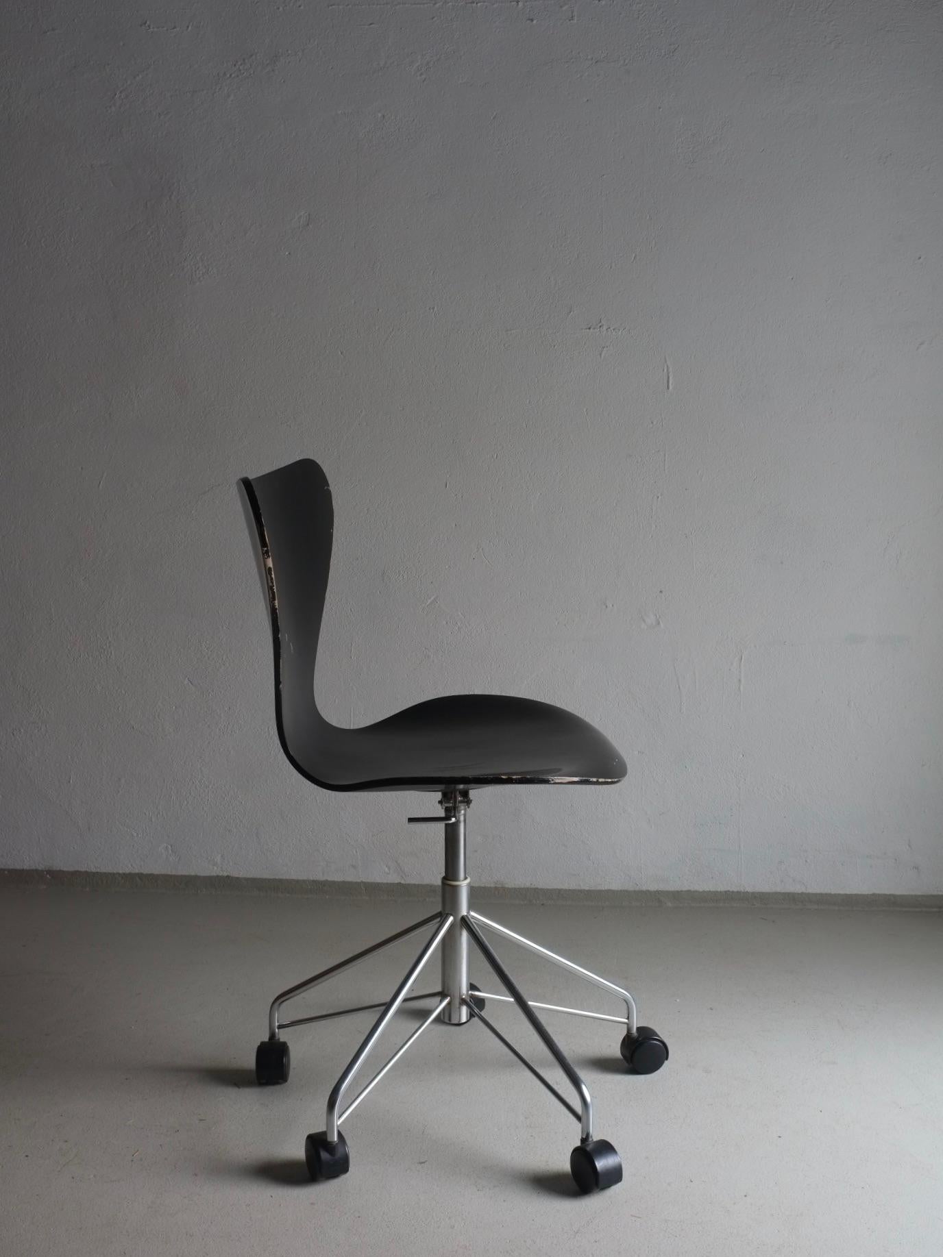 Mid-Century Modern Chaise pivotante noire 3117 d'Arne Jacobsen pour Fritz Hansen en vente