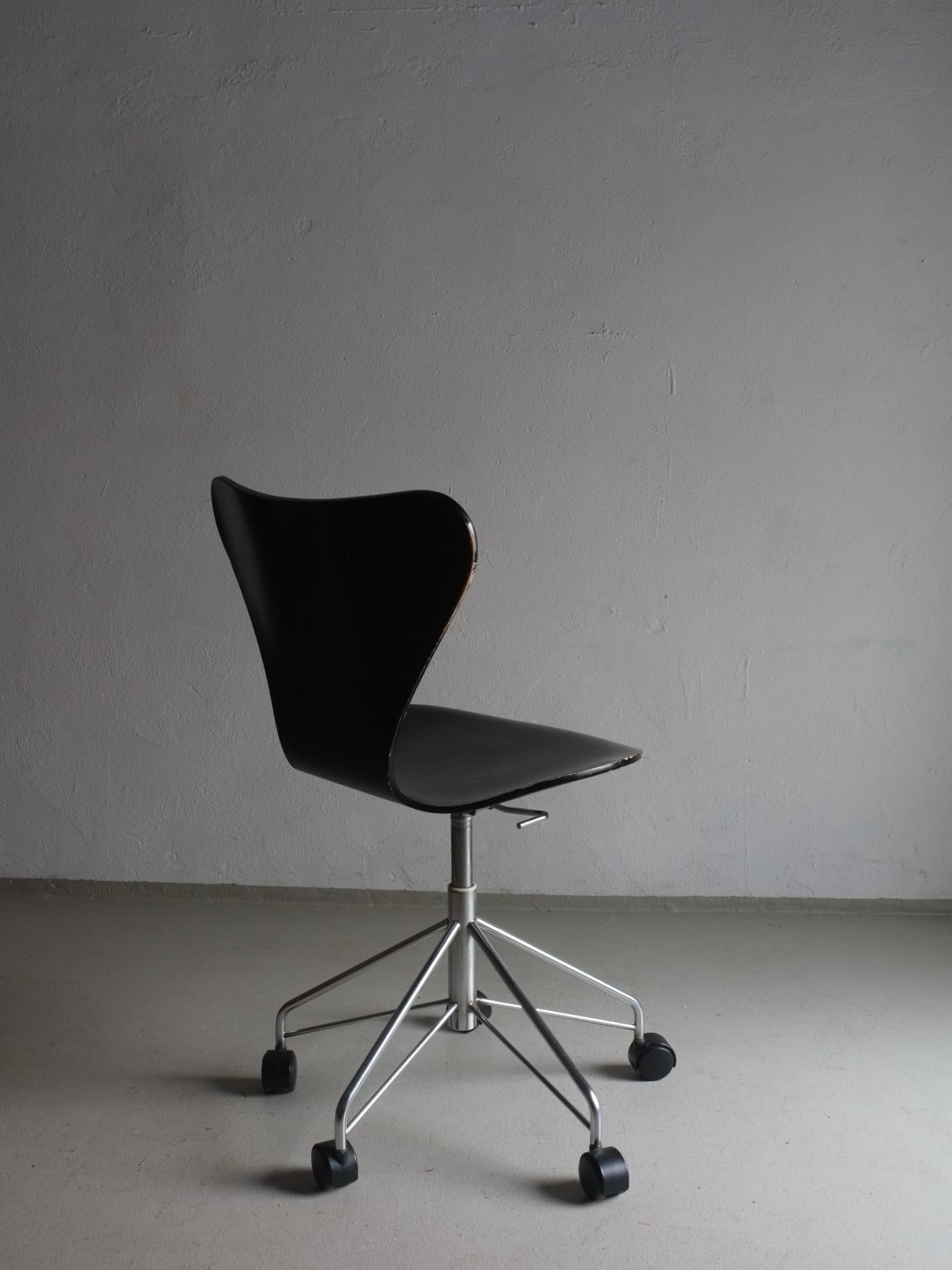 Danish 3117 Black Swivel Chair by Arne Jacobsen for Fritz Hansen For Sale