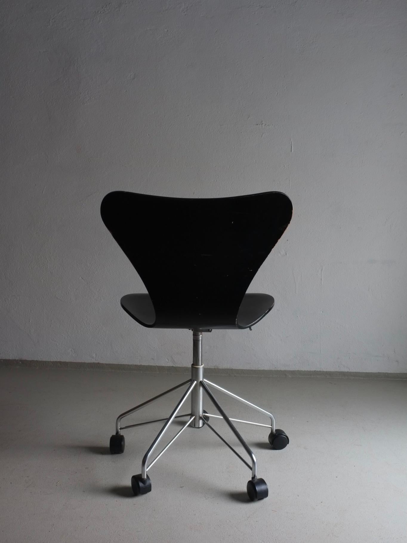 3117 Black Swivel Chair by Arne Jacobsen for Fritz Hansen In Good Condition For Sale In Rīga, LV