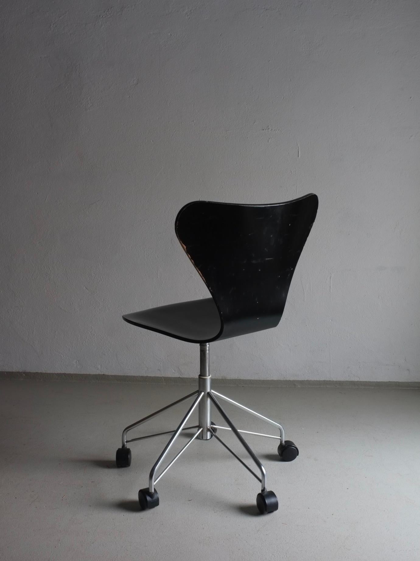Late 20th Century 3117 Black Swivel Chair by Arne Jacobsen for Fritz Hansen For Sale