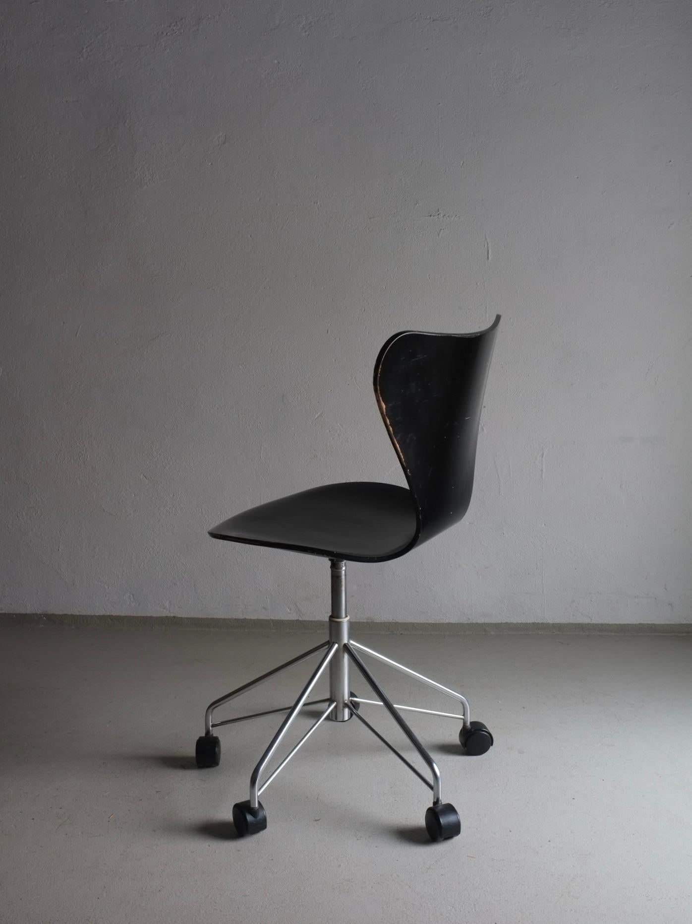 Acier Chaise pivotante noire 3117 d'Arne Jacobsen pour Fritz Hansen en vente