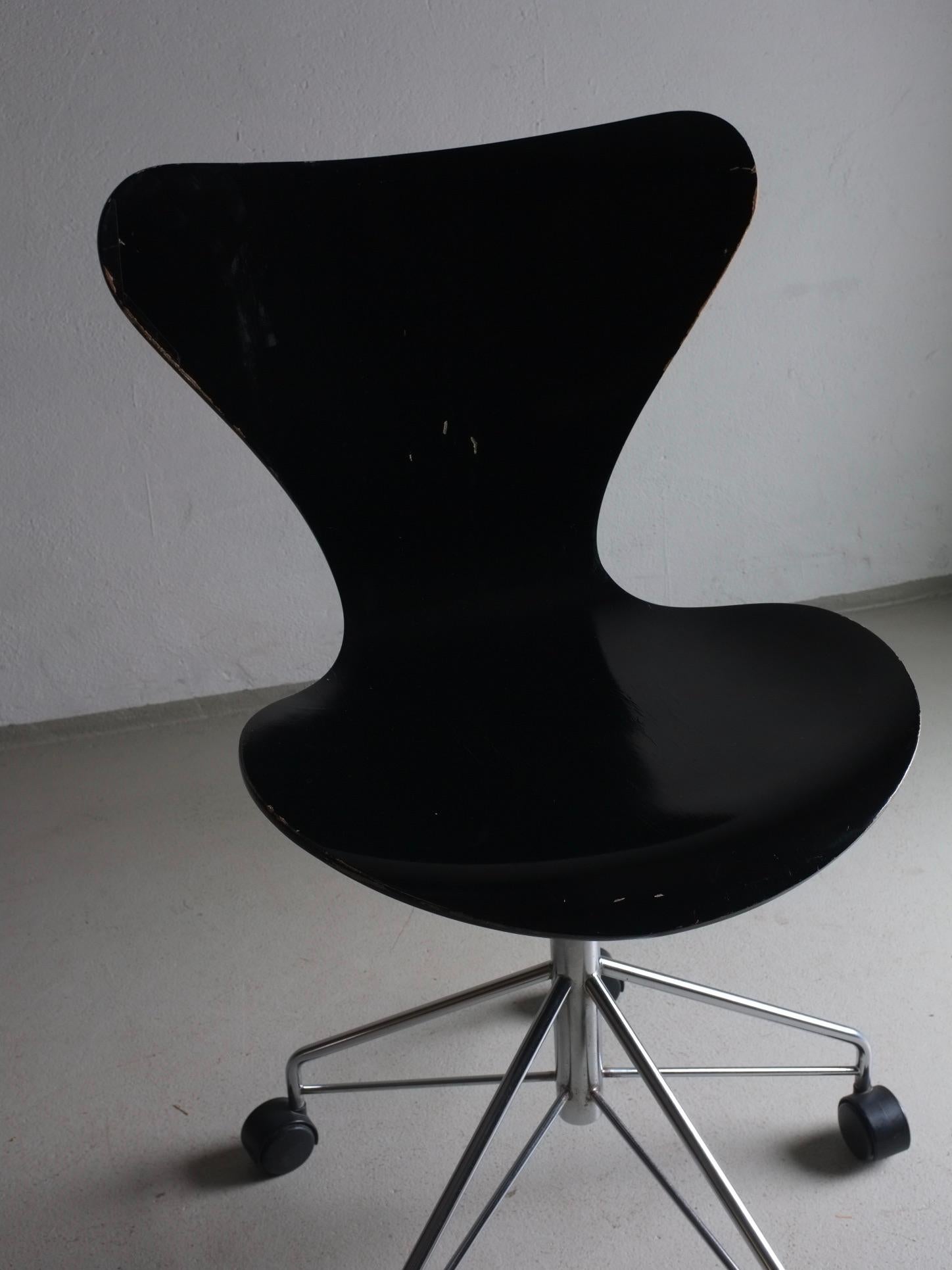 3117 Black Swivel Chair by Arne Jacobsen for Fritz Hansen For Sale 1