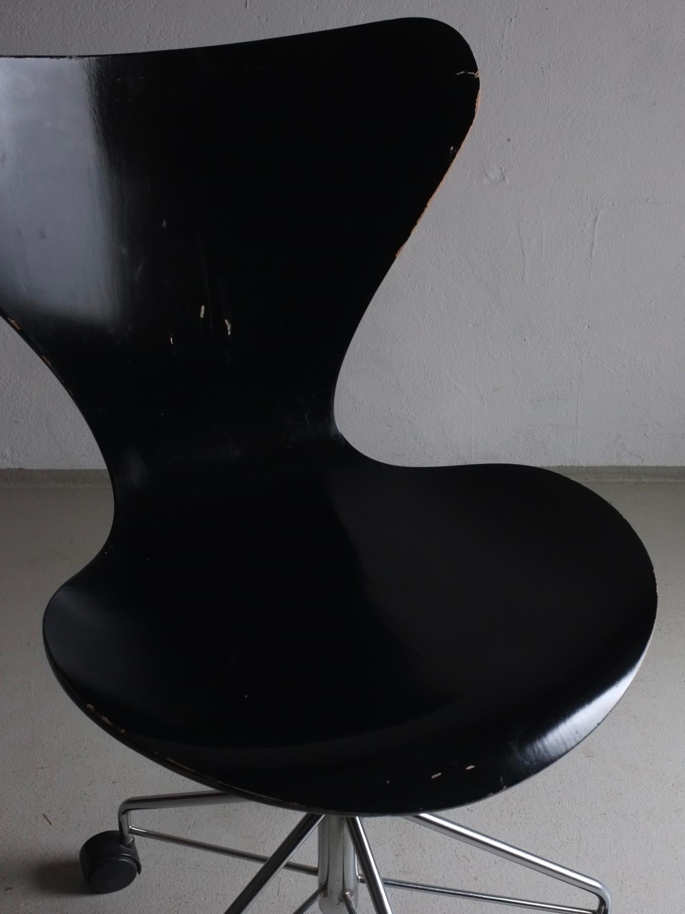 3117 Black Swivel Chair by Arne Jacobsen for Fritz Hansen For Sale 2