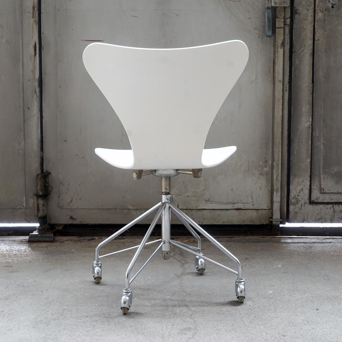 Danish 3117 Model Series 7 Desk Chair by Arne Jacobsen for Fritz Hansen, Denmark