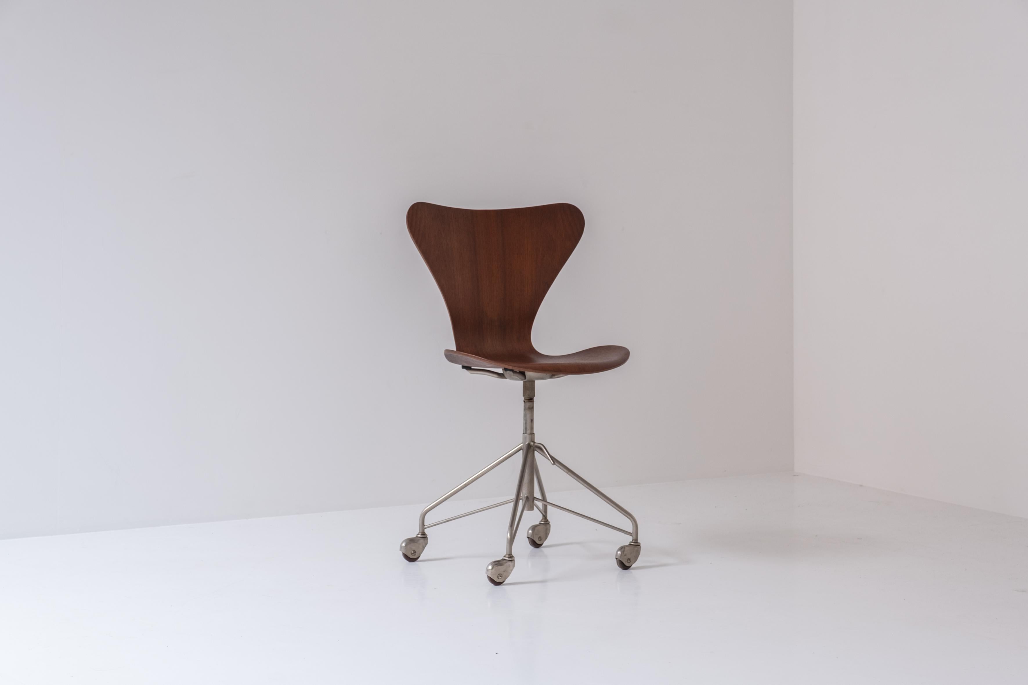 Scandinavian Modern ‘3117’ Swivel Desk Chair by Arne Jacobsen for Fritz Hansen, Denmark, 1955