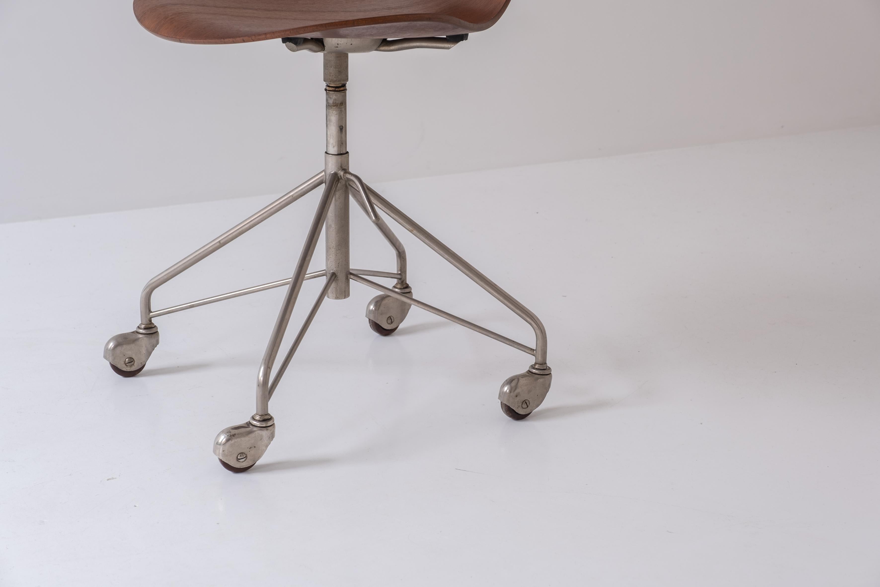 ‘3117’ Swivel Desk Chair by Arne Jacobsen for Fritz Hansen, Denmark, 1955 In Good Condition In Antwerp, BE