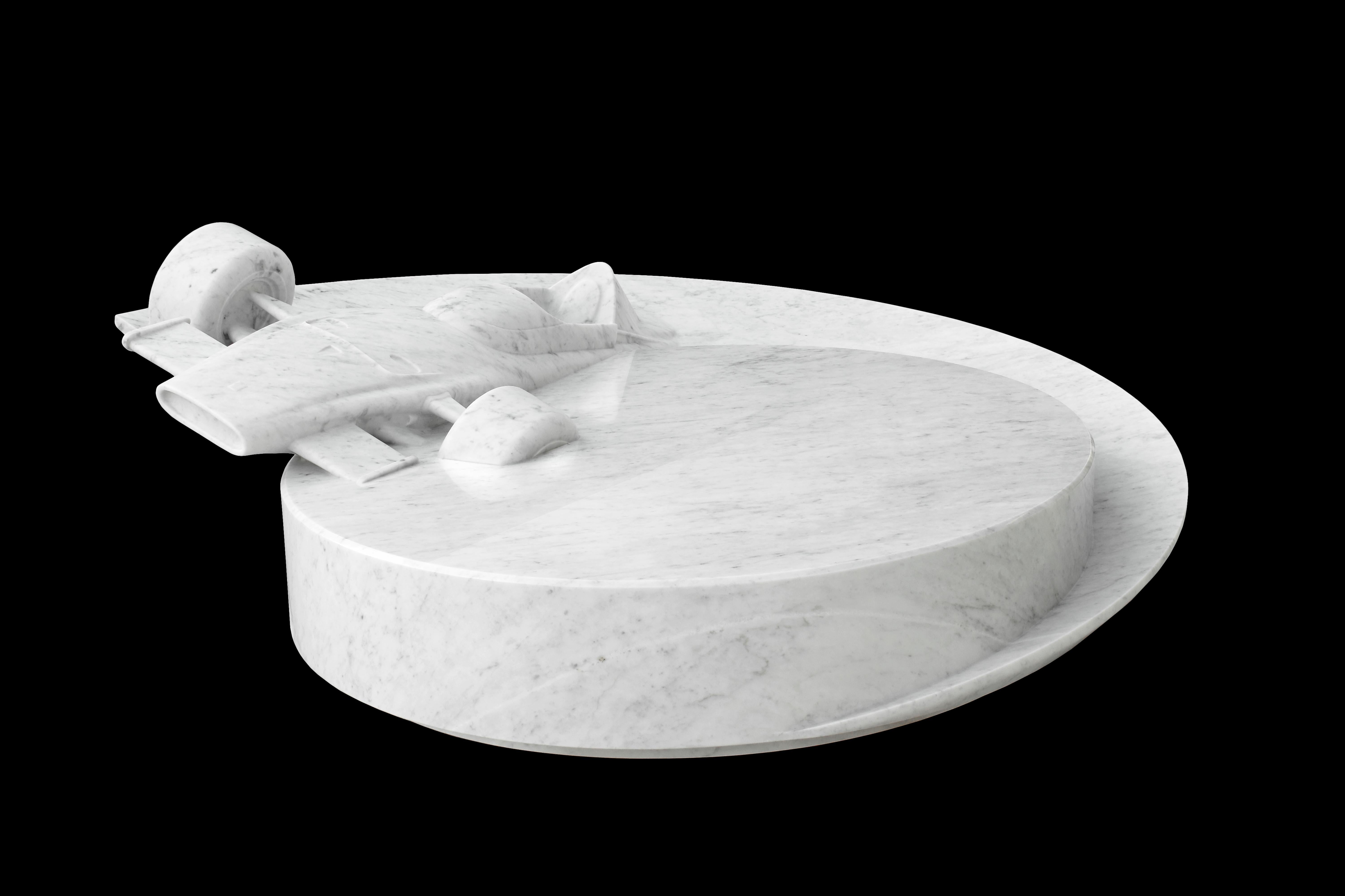 312 B Scultura in marmo bianco scolpito manualmente di Barberini & Gunnell
Edizione limitata di 6 + 2 AP + 1 P.
Dimensioni: Ø 180 x H. 60 cm.
Materiali: Marmo.

L'ispirazione viene dalla storia della leggendaria auto da corsa di Maranello, la