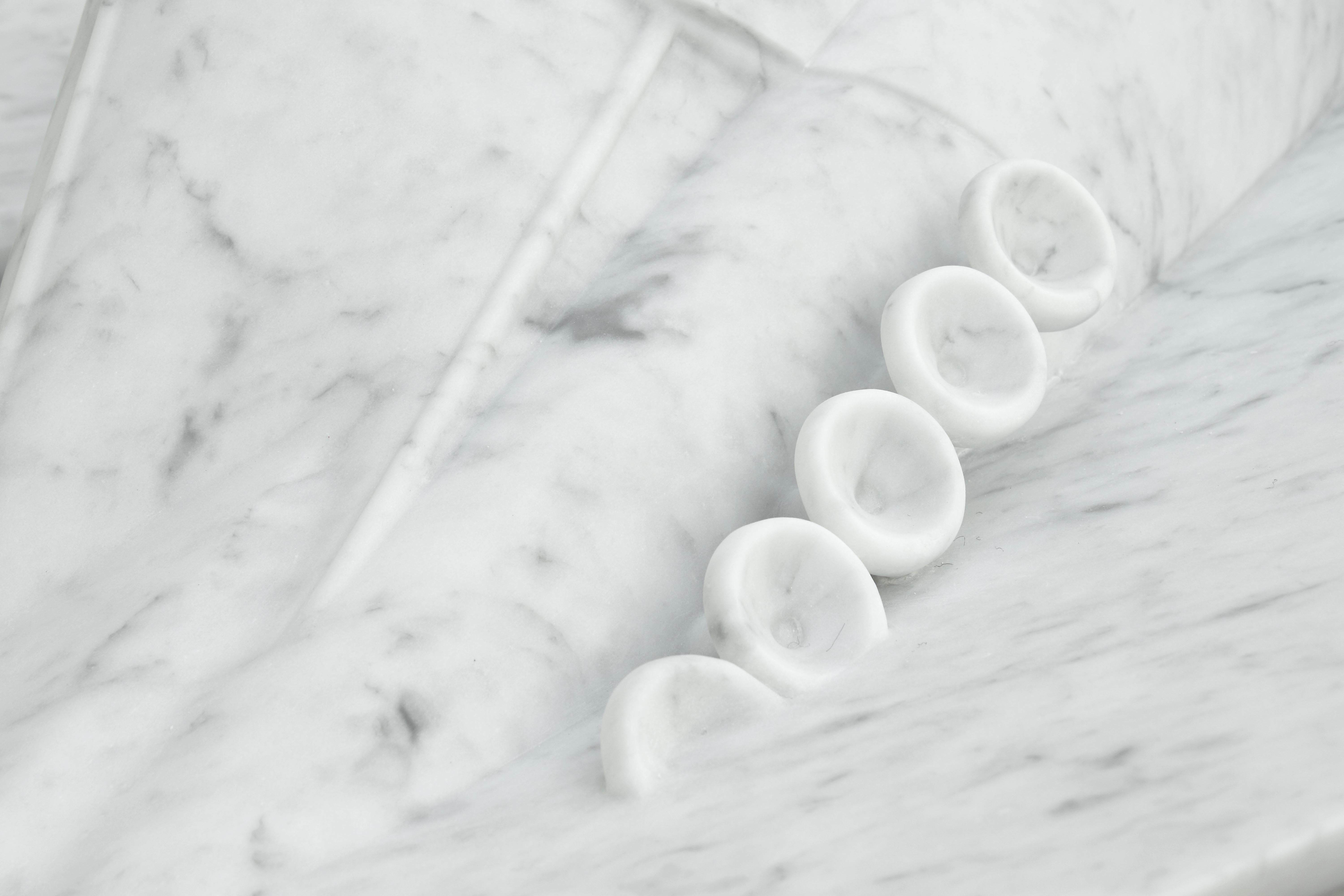 Altro 312 B Tavolino Scultura in Marmo Bianco di Barberini & Gunnell in vendita