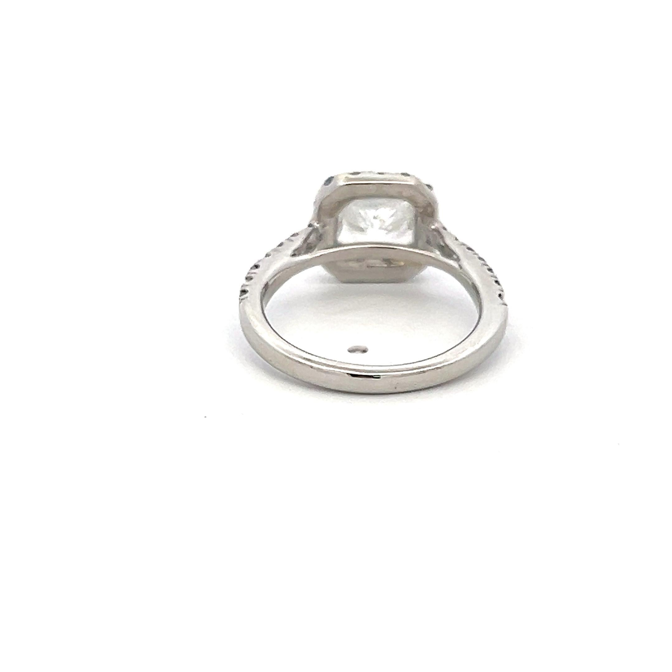 Taglio cuscino Anello di fidanzamento in platino con diamante tondo e brillante a cuscino da 3,12 carati in vendita