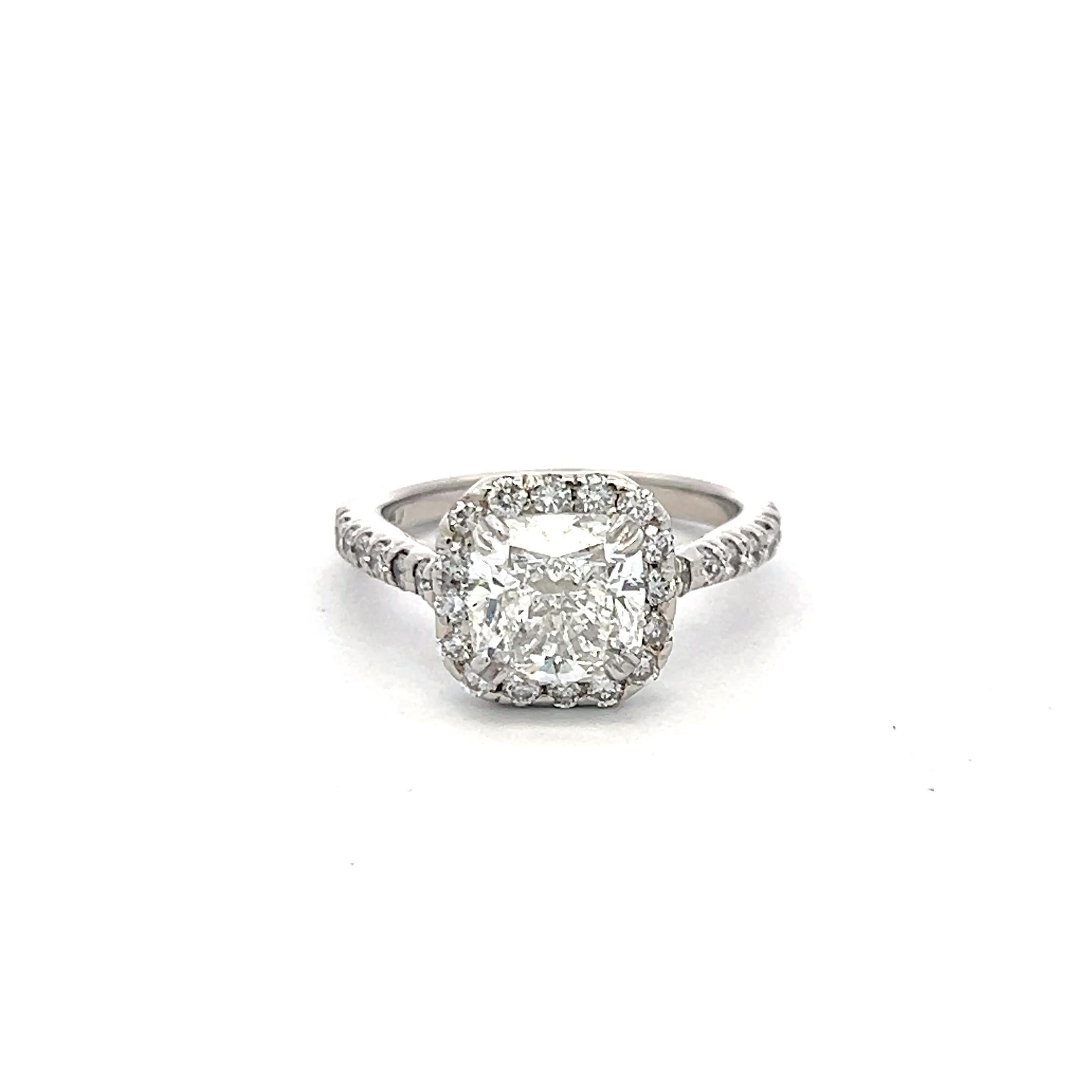 Donna Anello di fidanzamento in platino con diamante tondo e brillante a cuscino da 3,12 carati in vendita