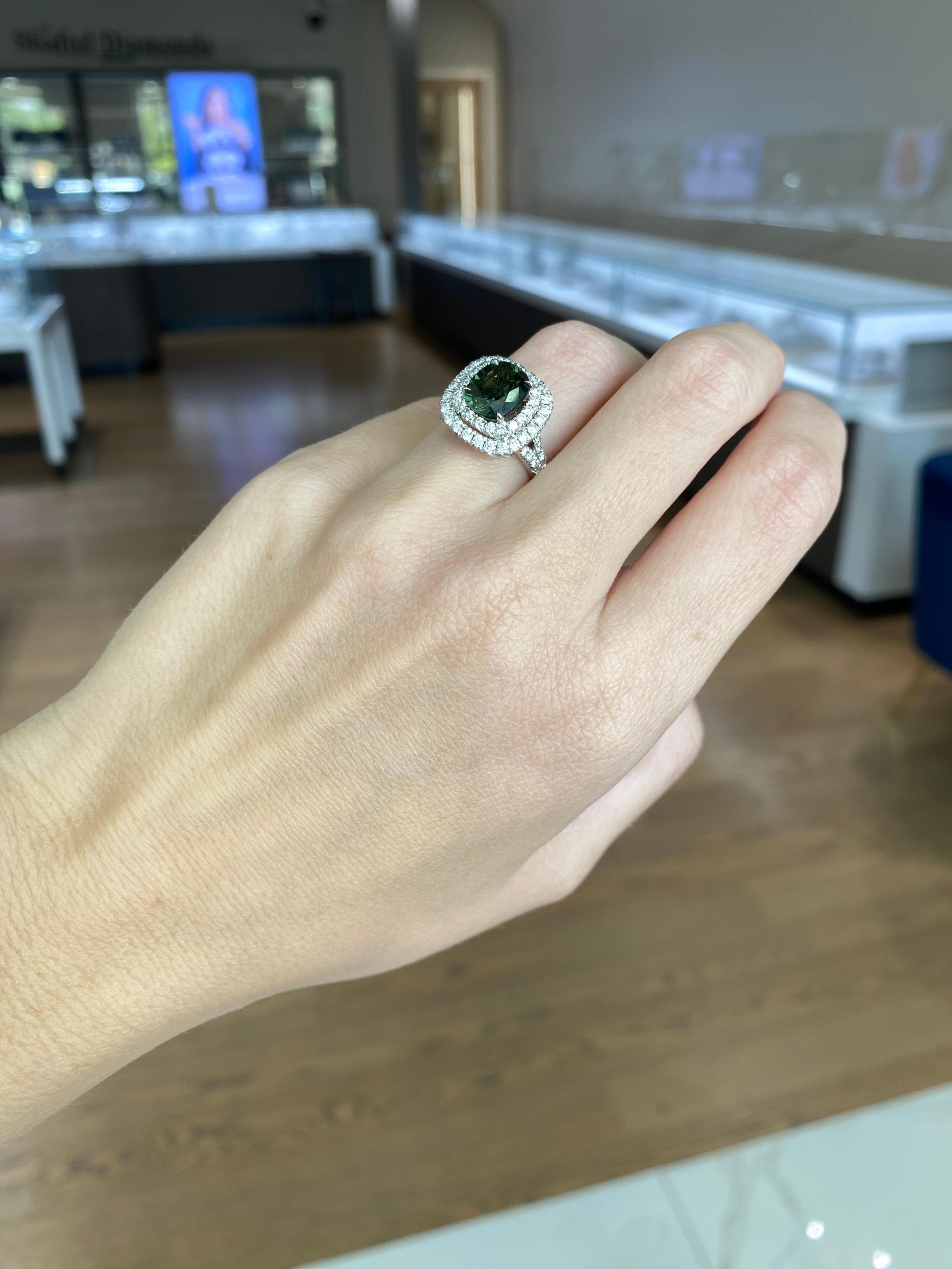 Zafiro verde talla cojín de 3,12 quilates 
