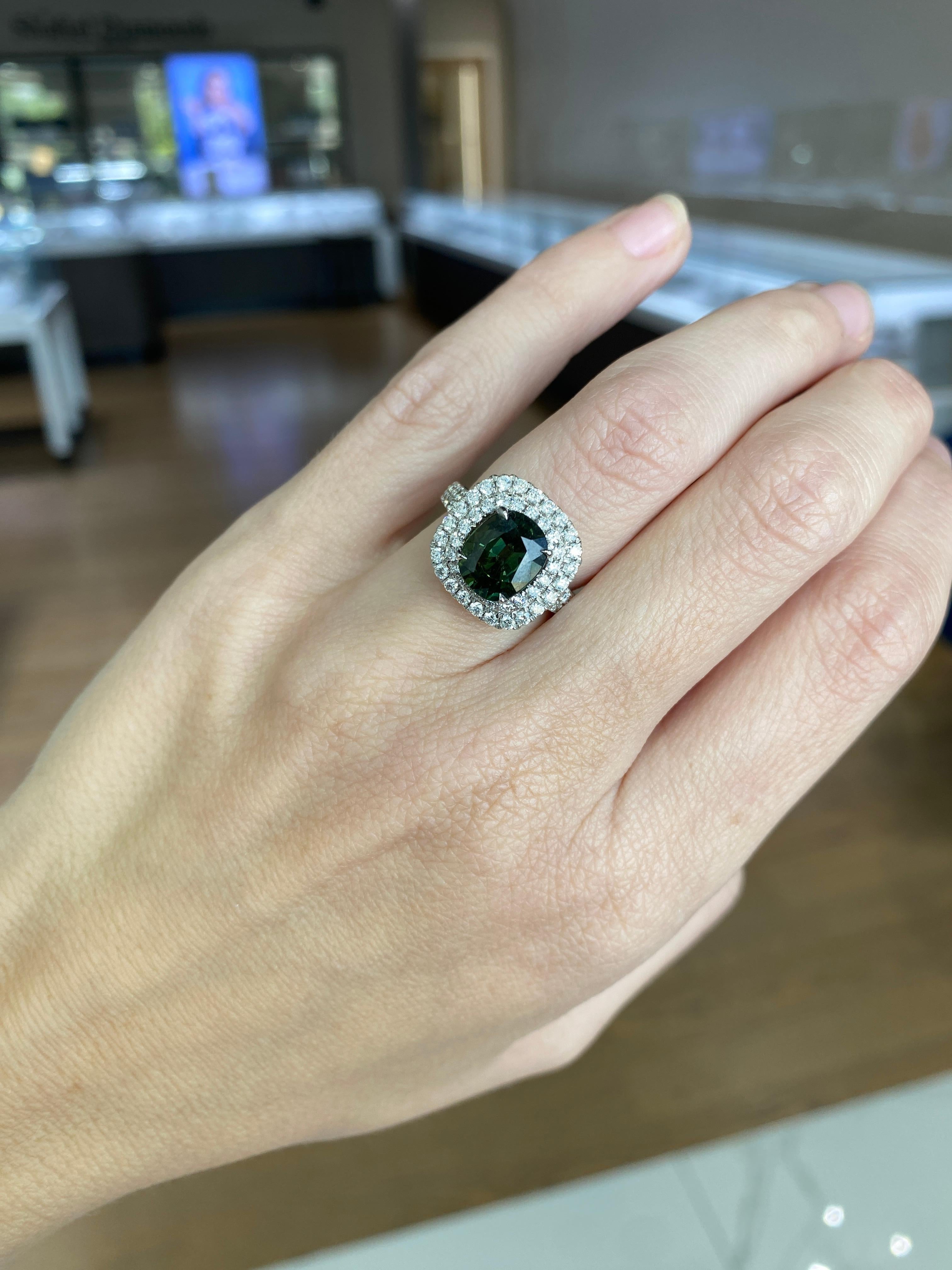 Zafiro verde talla cojín de 3,12 quilates 