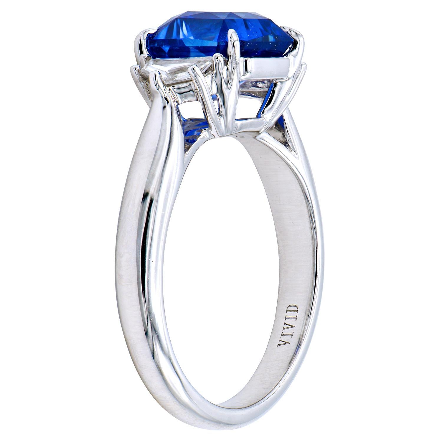 Ce magnifique saphir bleu de Ceylan de 3,12 carats, de taille radieuse, est serti dans une bague à trois pierres avec deux épaulettes de chaque côté totalisant 0,30 carat. Ces superbes pierres sont serties dans 5 grammes d'or blanc 18 carats. Cette