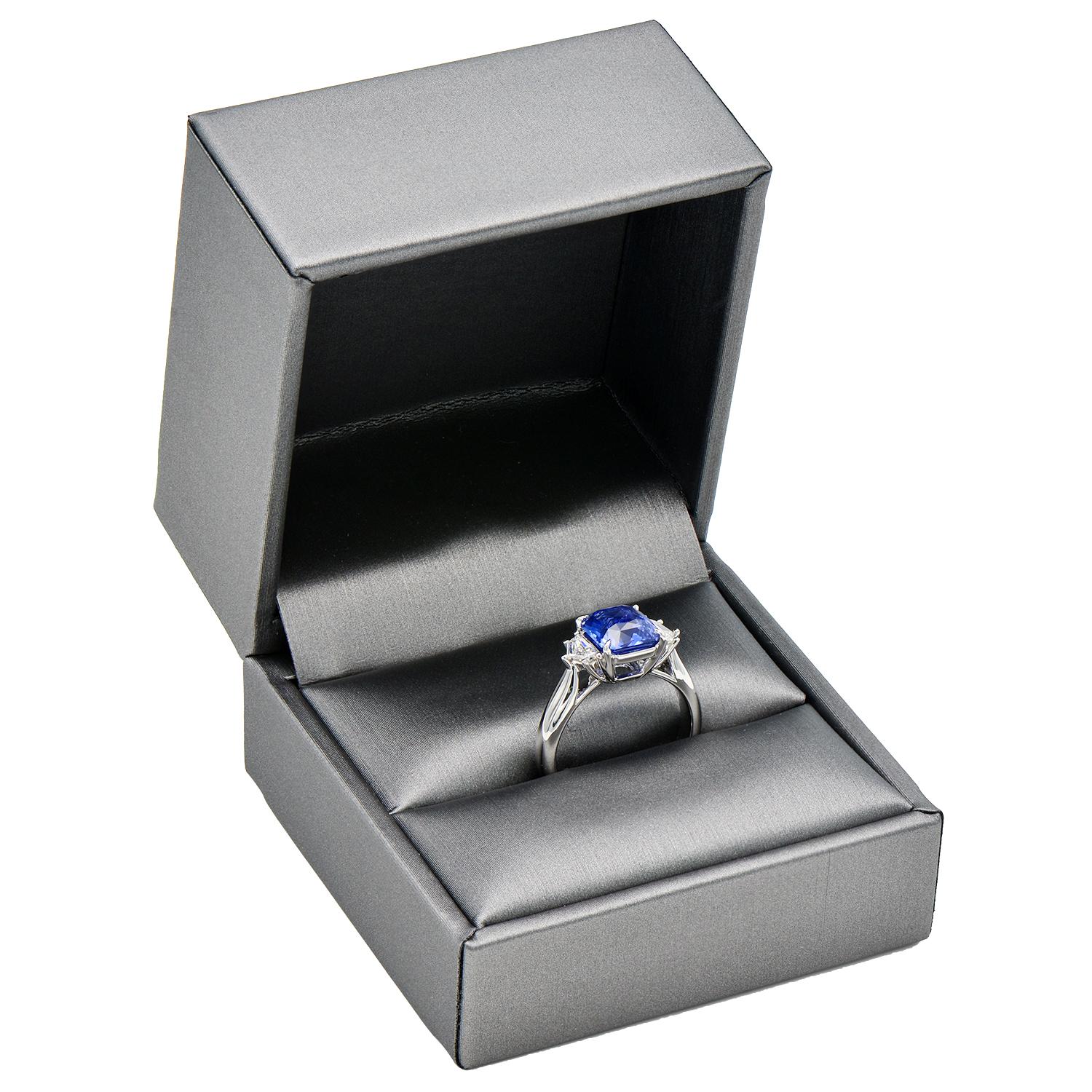 Contemporain Bague en saphir bleu radiant de 3,12 carats avec épaulettes en vente